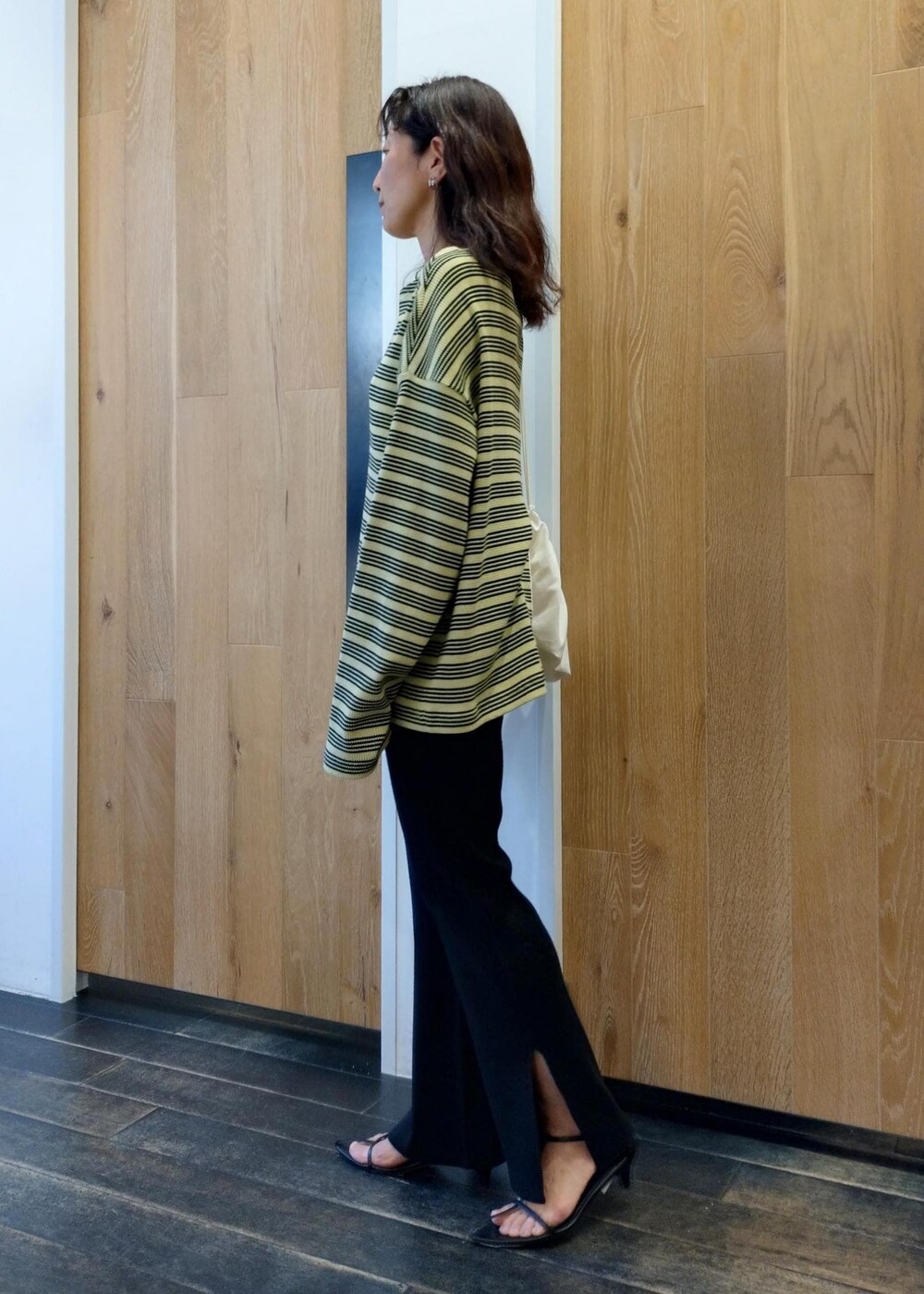 ブラック系のサンダル、グリーン系のTシャツ/カットソー、ブラック系のその他パンツを着用したレディースの春コーディネートの2枚目の写真