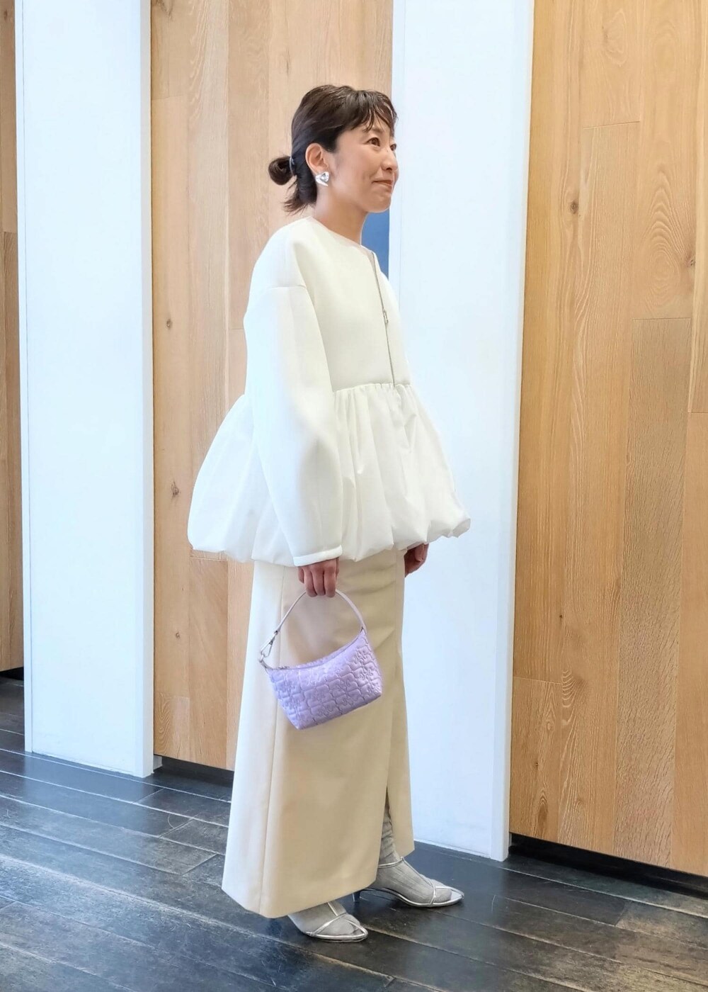 シルバー系のサンダル、ホワイト系のカーディガン/ボレロ、ホワイト系のスカートを着用したレディースの冬コーディネートの4枚目の写真