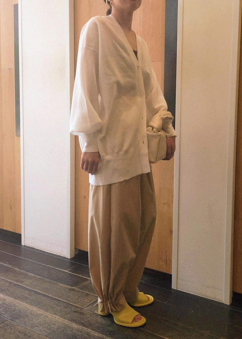 「春コーデ、初夏コーデ、夏コーデ、お出かけコーデ、旅行コーデ、女子会コーデ、大人カジュアル、パンツスタイル、体型カバー、ワントーンコーデ、カジュアルコーデ、ヘルシーコーデ、ADAM ET ROPÉ、ウェーブ、ブルべ冬」｜「ADAM ET ROPE'の【新色追加】・【撥水】ウエストタックイージーパンツ（その他パンツ、ベージュ系）」を使った、enokiさん（レディース・157cm）の春コーディネートの4枚目の写真