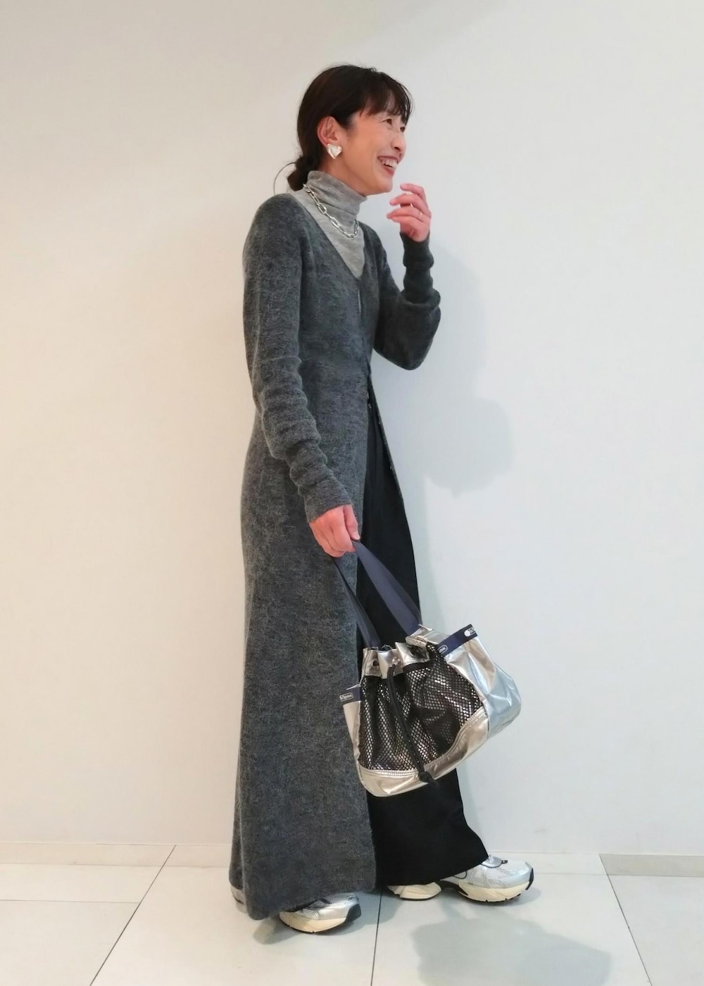 「ナイキ、初冬コーデ、冬コーデ、お出かけコーデ、お正月・初詣コーデ、女子会コーデ、大人カジュアル、レイヤード、パンツスタイル、ワントーンコーデ、カジュアルコーデ、別注アイテム、ADAM ET ROPÉ、ウェーブ、ブルべ冬」|「NIKEの【NIKE(ナイキ)】V2K RUN(スニーカー、ホワイト系)」を使った、enokiさん(レディース・157cm)の秋コーディネートの9枚目の写真