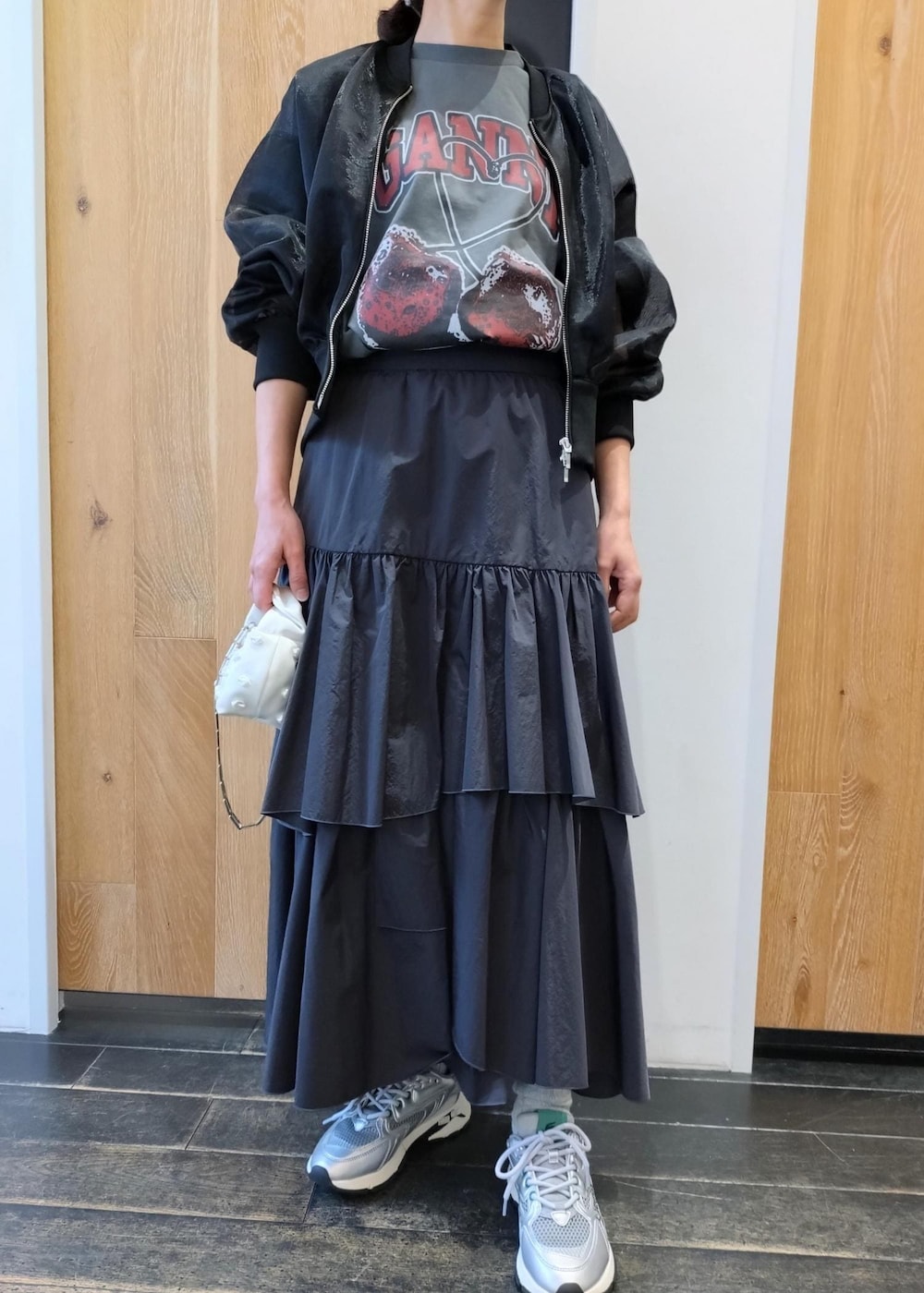 「24SS春の新作、GANNI、ガニー、LACOSTE、ラコステ、STINE GOYA、スティーヌゴヤ、イヤリング、シアー、スカート、ADAM ET ROPÉ、FEMME、サステナブル、骨格ウェーブ、ブルべ」｜「LACOSTEの【LACOSTE(ラコステ)】L003 NEO 124 3 SFA（スニーカー、シルバー系）」を使った、enokiさん（レディース・157cm）の春コーディネートの4枚目の写真