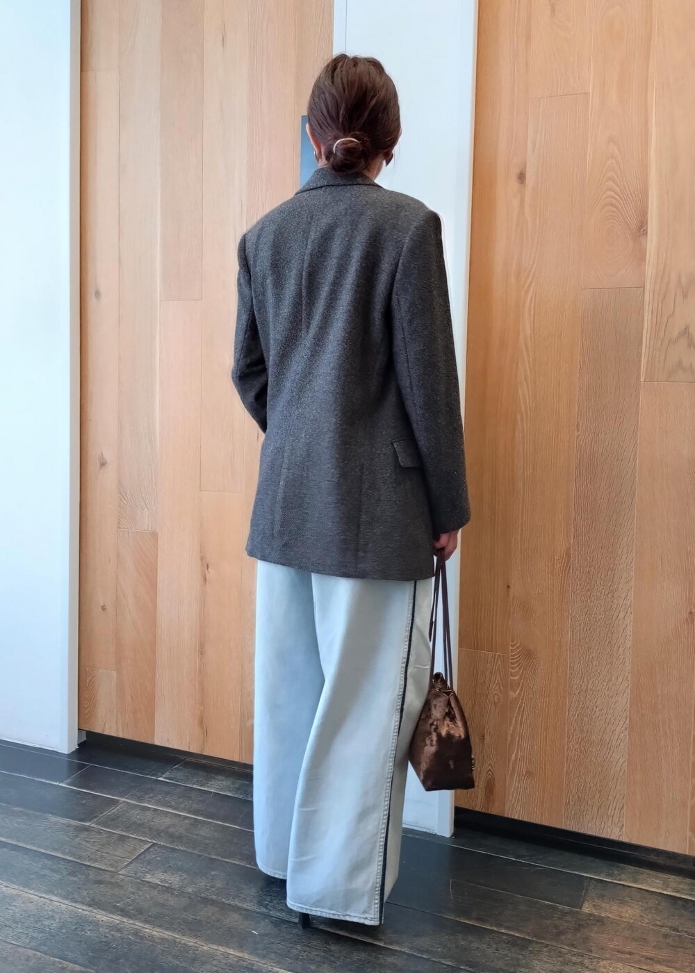 「JACOB、ジャコブ、初春コーデ、秋コーデ、初冬コーデ、お仕事コーデ、お出かけコーデ、女子会コーデ、大人カジュアル、パンツスタイル、シンプルコーデ、ADAM ET ROPÉ、ウェーブ、ブルべ冬、乾燥」|「ADAM ET ROPE'のバンドゥー(チューブトップ、ホワイト系)」を使った、enokiさん(レディース・157cm)の秋コーディネートの4枚目の写真