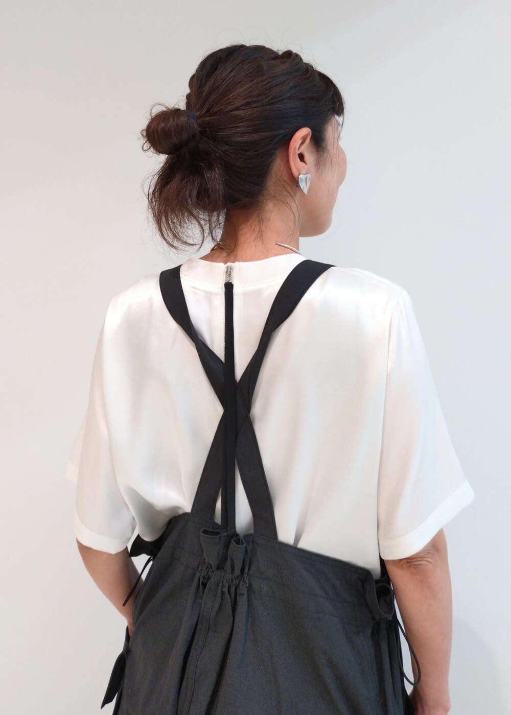 「24SS夏の新作、LeSportsac、レスポートサック、PHEENY、フィーニー、トートバッグ、プルオーバー、Tシャツ、カットソー、半袖、クルーネック、オールインワン、サロペット、オーバーオール、サンダル」｜「ADAM ET ROPE'のナローフラットサンダル（サンダル、グリーン系）」を使った、enokiさん（レディース・157cm）の春コーディネートの7枚目の写真