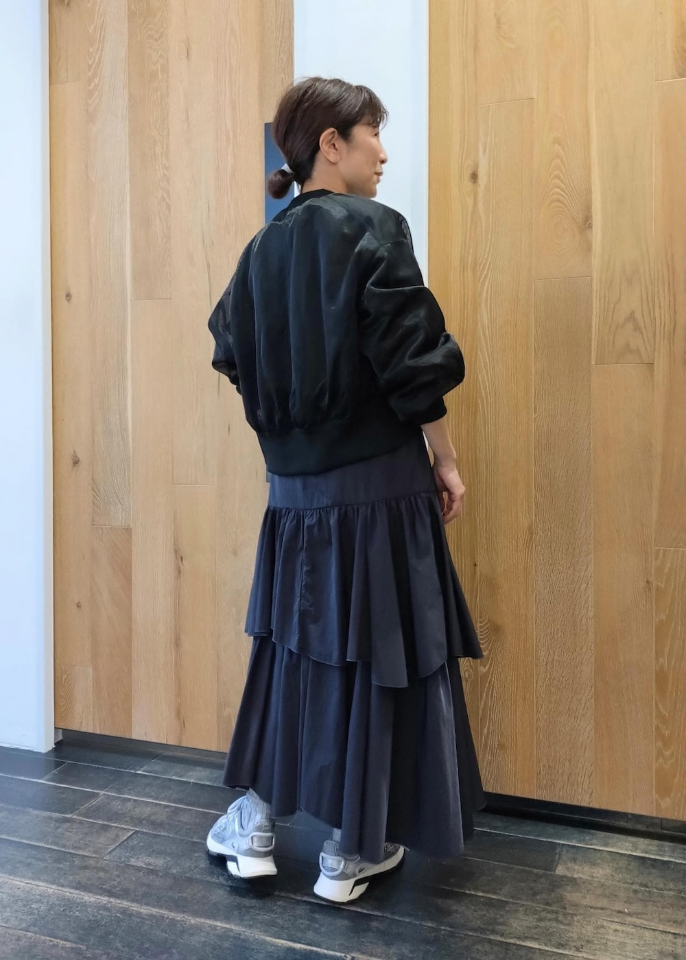 「24SS春の新作、GANNI、ガニー、LACOSTE、ラコステ、STINE GOYA、スティーヌゴヤ、イヤリング、シアー、スカート、ADAM ET ROPÉ、FEMME、サステナブル、骨格ウェーブ、ブルべ」｜「LACOSTEの【LACOSTE(ラコステ)】L003 NEO 124 3 SFA（スニーカー、シルバー系）」を使った、enokiさん（レディース・157cm）の春コーディネートの3枚目の写真