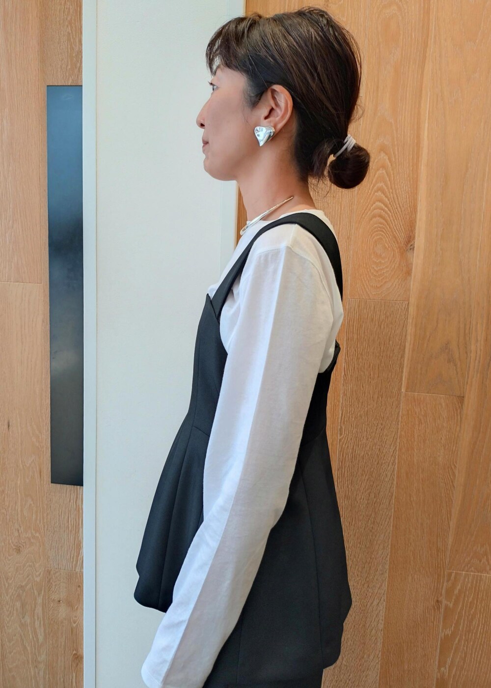 ホワイト系のハンドバッグを着用したレディースの冬コーディネートの5枚目の写真