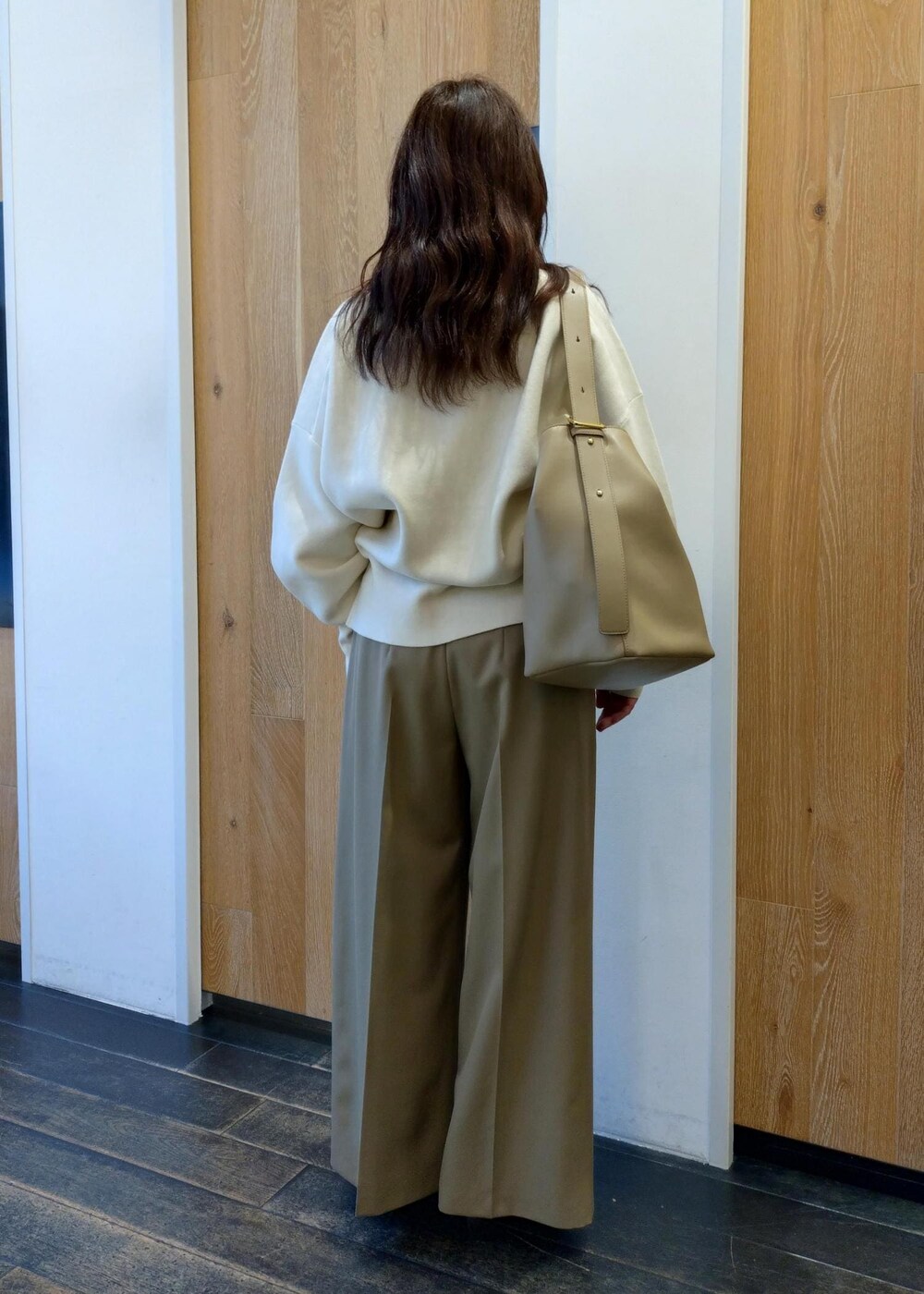 「初冬コーデ、冬コーデ、お仕事コーデ、お出かけコーデ、女子会コーデ、レイヤード、パンツスタイル、シンプルコーデ、きれいめコーデ、ADAM ET ROPÉ、ウェーブ、ブルべ冬、乾燥、トップス、Tシャツ/カットソー」|「ADAM ET ROPE'のポインテッドストレッチブーツ(ブーツ、ブラック系)」を使った、enokiさん(レディース・157cm)の冬コーディネートの6枚目の写真