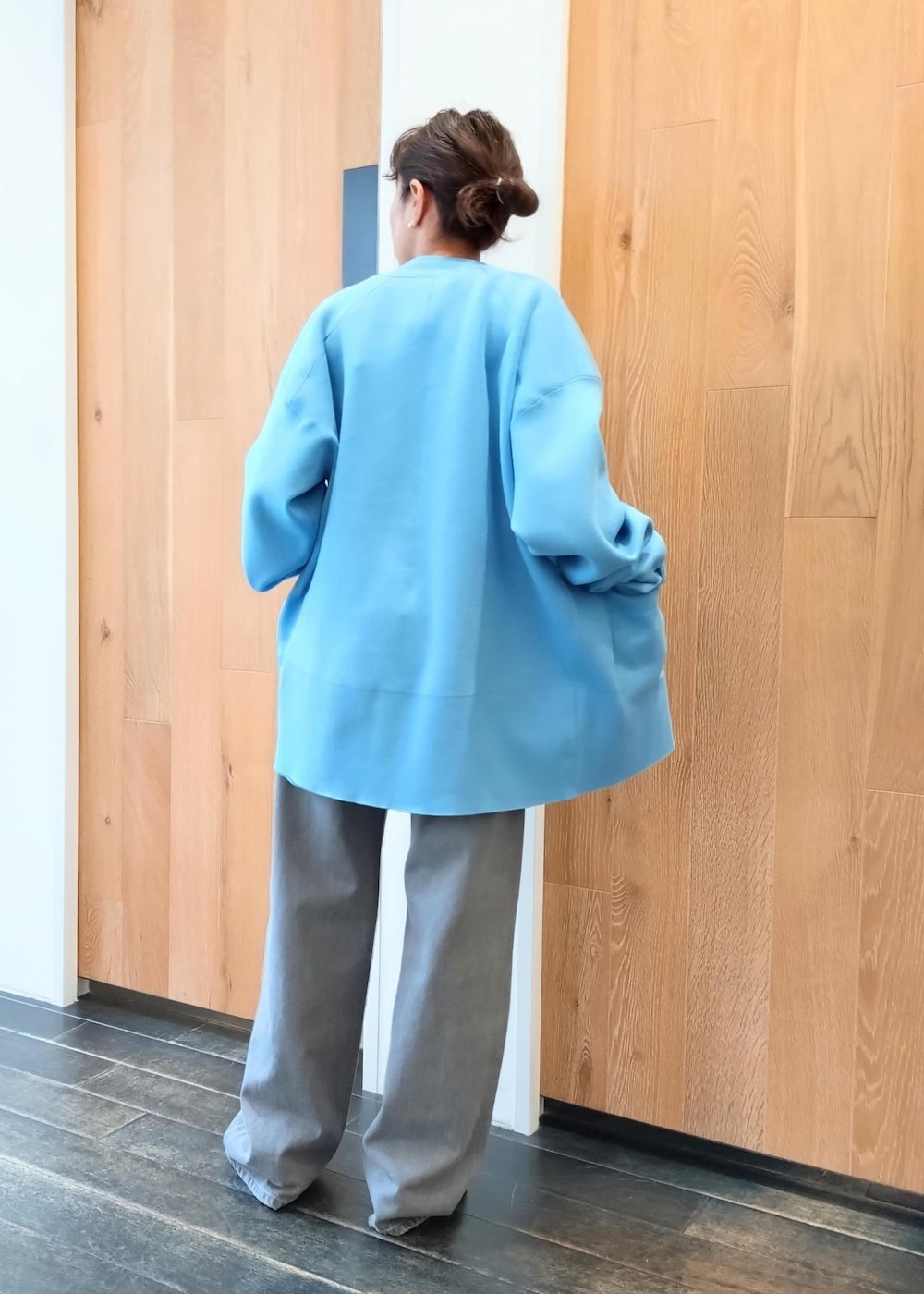 ブラック系のベスト、ブラック系のサンダル、ブラック系のキャミソールを着用したレディースの冬コーディネートの4枚目の写真