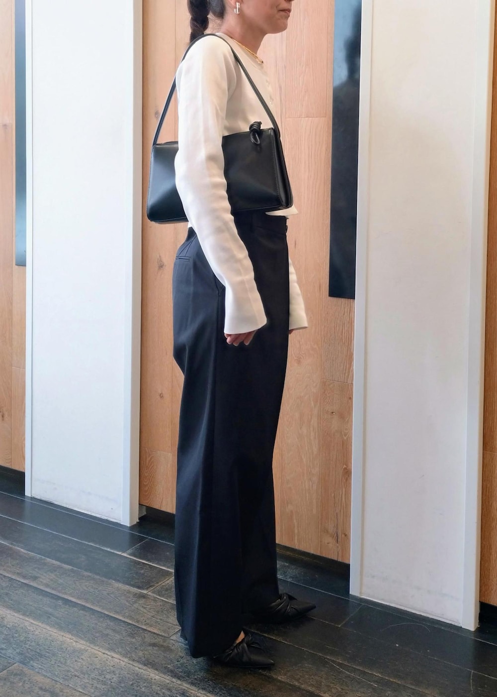 「初春コーデ、春コーデ、初夏コーデ、お仕事コーデ、授業参観日コーデ、お出かけコーデ、女子会コーデ、パンツスタイル、モノトーンコーデ、ヘルシーコーデ、シンプルコーデ、きれいめコーデ、ADAM ET ROPÉ、ウェーブ、ブルべ冬」|「ADAM ET ROPE'の【サステナブル】クルーネックショートカーディガン(カーディガン/ボレロ、ホワイト系)」を使った、enokiさん(レディース・157cm)の春コーディネートの5枚目の写真