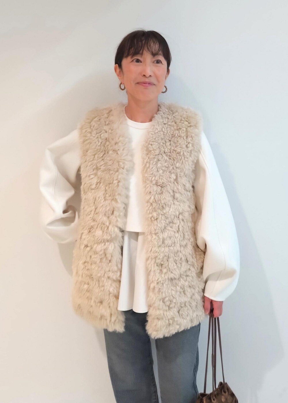 「秋コーデ、初冬コーデ、お出かけコーデ、旅行コーデ、女子会コーデ、大人カジュアル、パンツスタイル、ワントーンコーデ、カジュアルコーデ、シンプルコーデ、ADAM ET ROPÉ、ウェーブ、ブルべ冬、乾燥、トップス」|「ADAM ET ROPE'のポインテッドストレッチブーツ(ブーツ、ブラック系)」を使った、enokiさん(レディース・157cm)の秋コーディネートの5枚目の写真