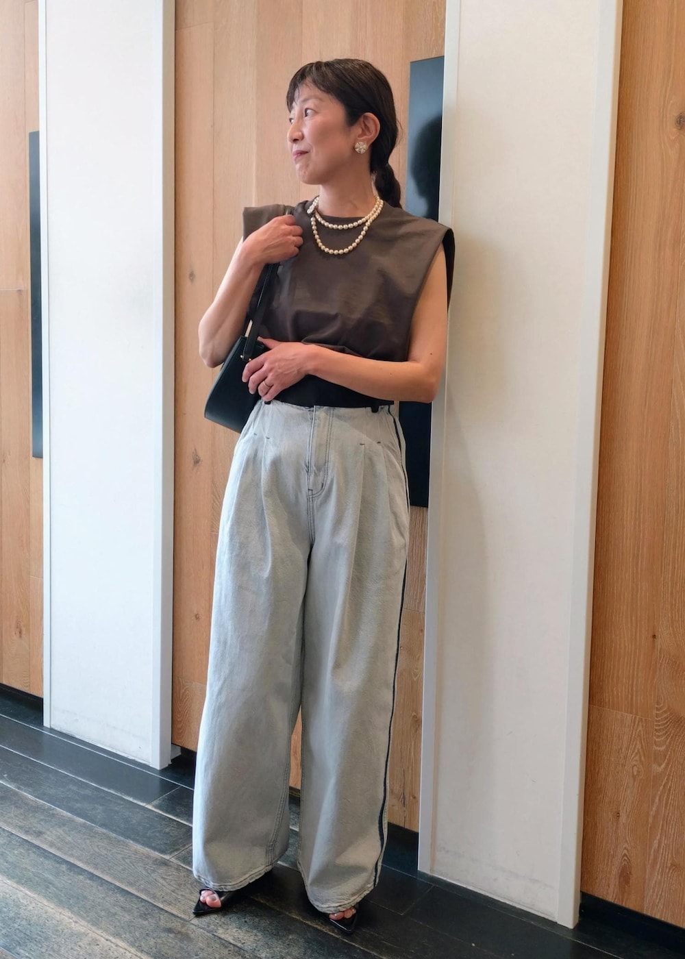 「初夏コーデ、夏コーデ、デートコーデ、お出かけコーデ、旅行コーデ、女子会コーデ、大人カジュアル、パンツスタイル、カジュアルコーデ、シンプルコーデ、ベーシック、ADAM ET ROPÉ、ウェーブ、ブルべ冬、乾燥」|「ADAM ET ROPE'の【EMOELLE】・【サステナブル】ドレスデニムパンツ(デニムパンツ、ブルー系)」を使った、enokiさん(レディース・157cm)の春コーディネートの3枚目の写真