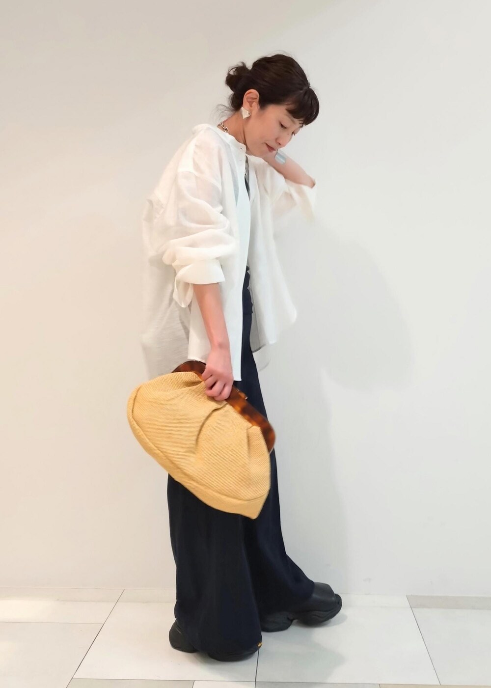 「24SS夏の新作、別注、Vibram、パデッドサンダル、SITA NEVADO、シタネバド、Miller for ADAM ET ROPE、アメリカンスリーブ、長袖、ネイビー、ワイド、ADAM ET ROPÉ、FEMME、骨格ウェーブ、ブルべ」｜「MILLERの【Miller for ADAM ET ROPE'】Cup付アメリカンスリーブタンクトップ（タンクトップ、ブルー系）」を使った、enokiさん（レディース・157cm）の春コーディネートの5枚目の写真