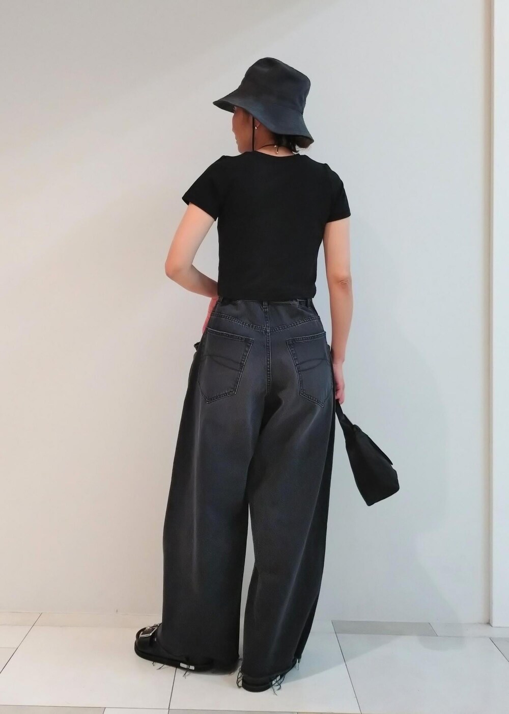 「Hanes for BIOTOP、24SS夏の新作、BEN AMUN、ベンアムン、GANNI、ガニー、ブラック、ハット、Tシャツ、半袖、クルーネック、デニム、ワイド、ハイウエスト、サンダル」｜「GANNIの【GANNI(ガニー)】RECYCLED TECH POUCH（ハンドバッグ、ブラック系）」を使った、enokiさん（レディース・157cm）の春コーディネートの3枚目の写真