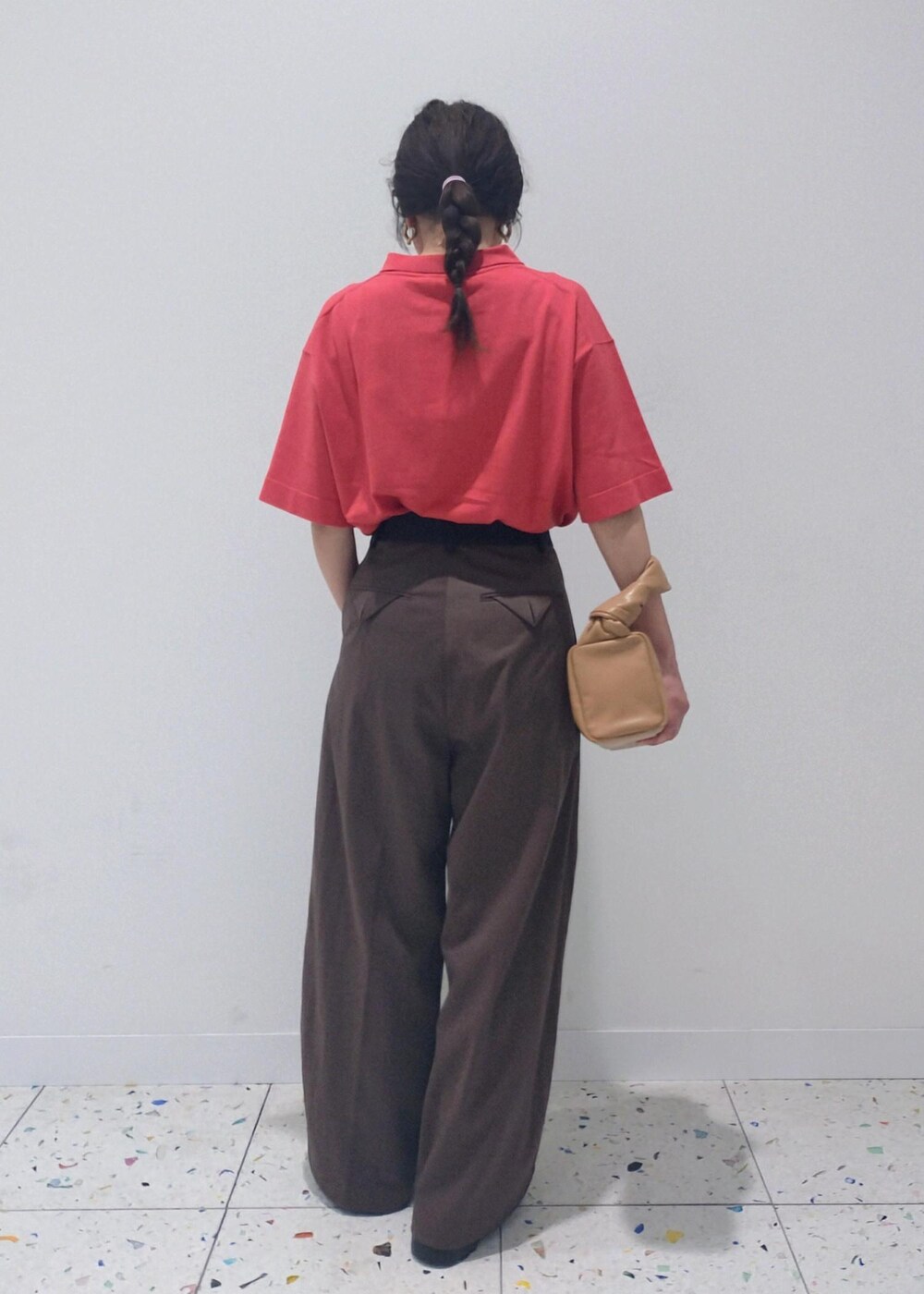 「RYE TENDER、ライ テンダー、HUNTER、ハンター、春コーデ、初夏コーデ、お出かけコーデ、旅行コーデ、女子会コーデ、大人カジュアル、パンツスタイル、カジュアルコーデ、別注アイテム、POP UP、ADAM ET ROPÉ」｜「ADAM ET ROPE'の【EMOELLE】バイカラーベルトドレスパンツ（その他パンツ、ブラウン系）」を使った、enokiさん（レディース・157cm）の春コーディネートの4枚目の写真