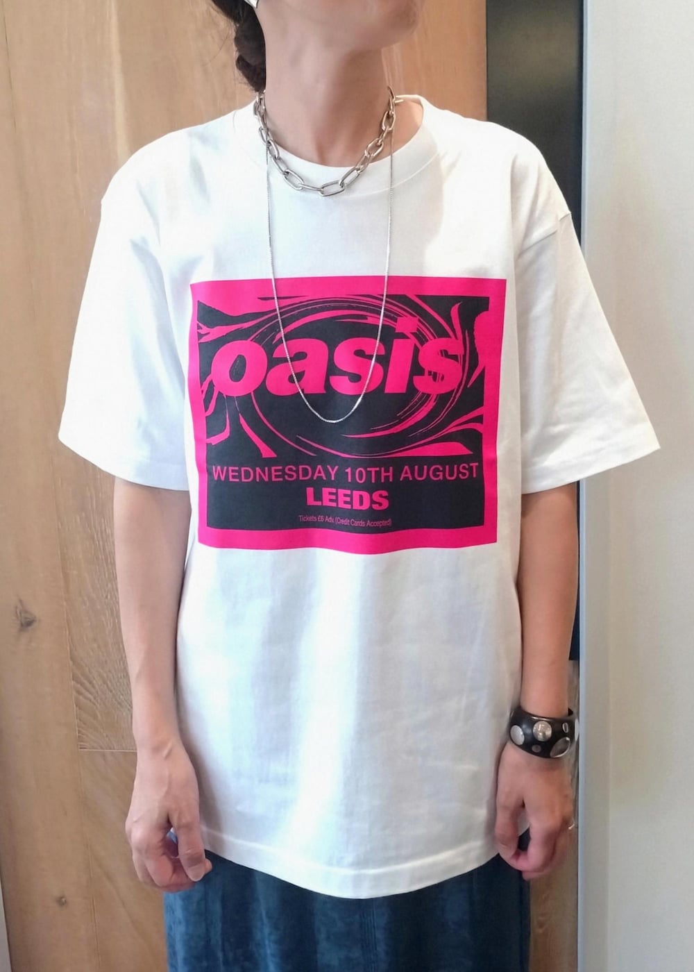 「夏コーデ、初秋コーデ、デートコーデ、お出かけコーデ、旅行コーデ、フェスコーデ、女子会コーデ、大人カジュアル、スカートスタイル、体型カバー、カジュアルコーデ、シンプルコーデ、別注アイテム、ADAM ET ROPÉ、ウェーブ」｜「MILLERの【Miller for ADAM ET ROPE'】別注 ベロアSkirt（スカート、ブルー系）」を使った、enokiさん（レディース・157cm）の夏コーディネートの7枚目の写真