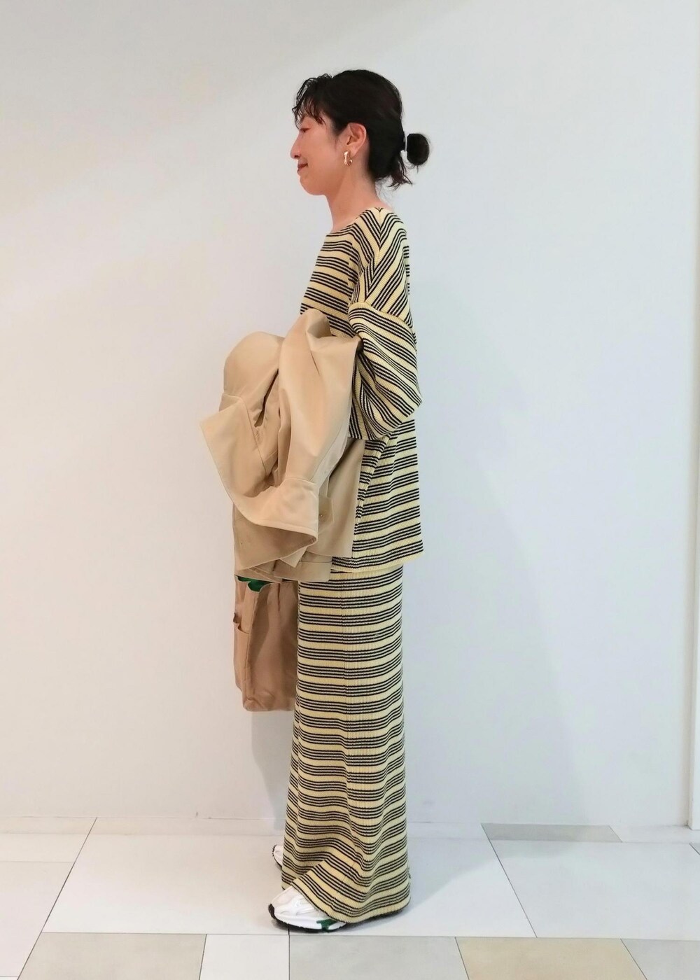 「LACOSTE、ラコステ、24SS春の新作、Miller、ミラー、NOMADIS、ノマディス、ADAM ET ROPÉ、FEMME、骨格ウェーブ、ブルべ、きれいめカジュアル、カジュアル、大人カジュアル、セットアップ」｜「MILLERの【Miller for ADAM ET ROPE'】別注WAFFLE ボーダーSKIRT（スカート、グリーン系）」を使った、enokiさん（レディース・157cm）の春コーディネートの6枚目の写真