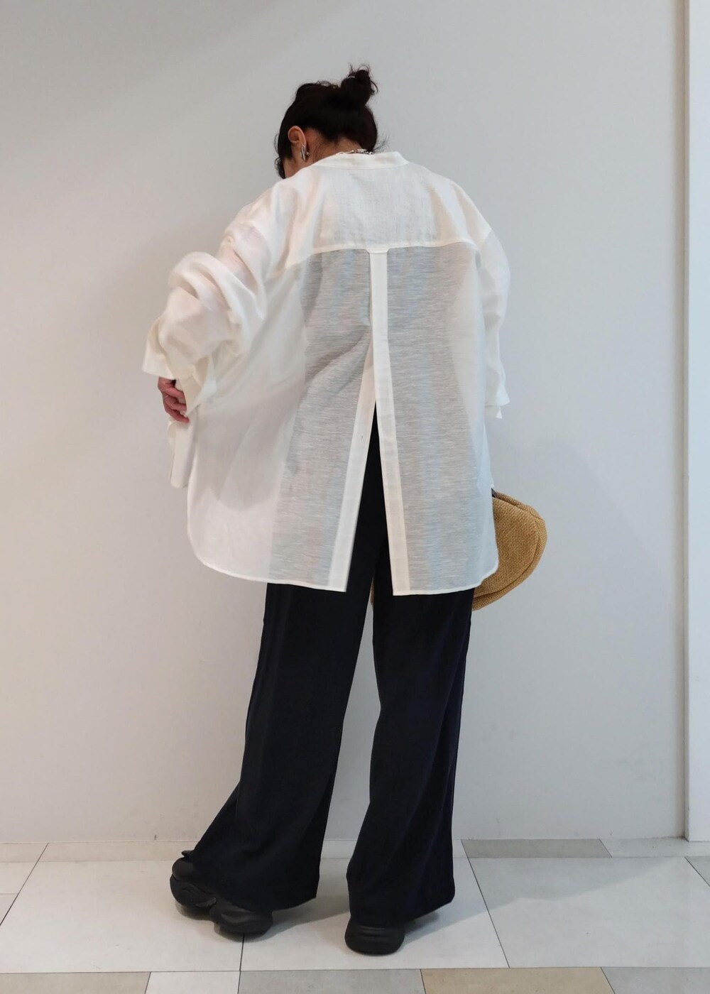「24SS夏の新作、別注、Vibram、パデッドサンダル、SITA NEVADO、シタネバド、Miller for ADAM ET ROPE、アメリカンスリーブ、長袖、ネイビー、ワイド、ADAM ET ROPÉ、FEMME、骨格ウェーブ、ブルべ」｜「MILLERの【Miller for ADAM ET ROPE'】Cup付アメリカンスリーブタンクトップ（タンクトップ、ブルー系）」を使った、enokiさん（レディース・157cm）の春コーディネートの4枚目の写真