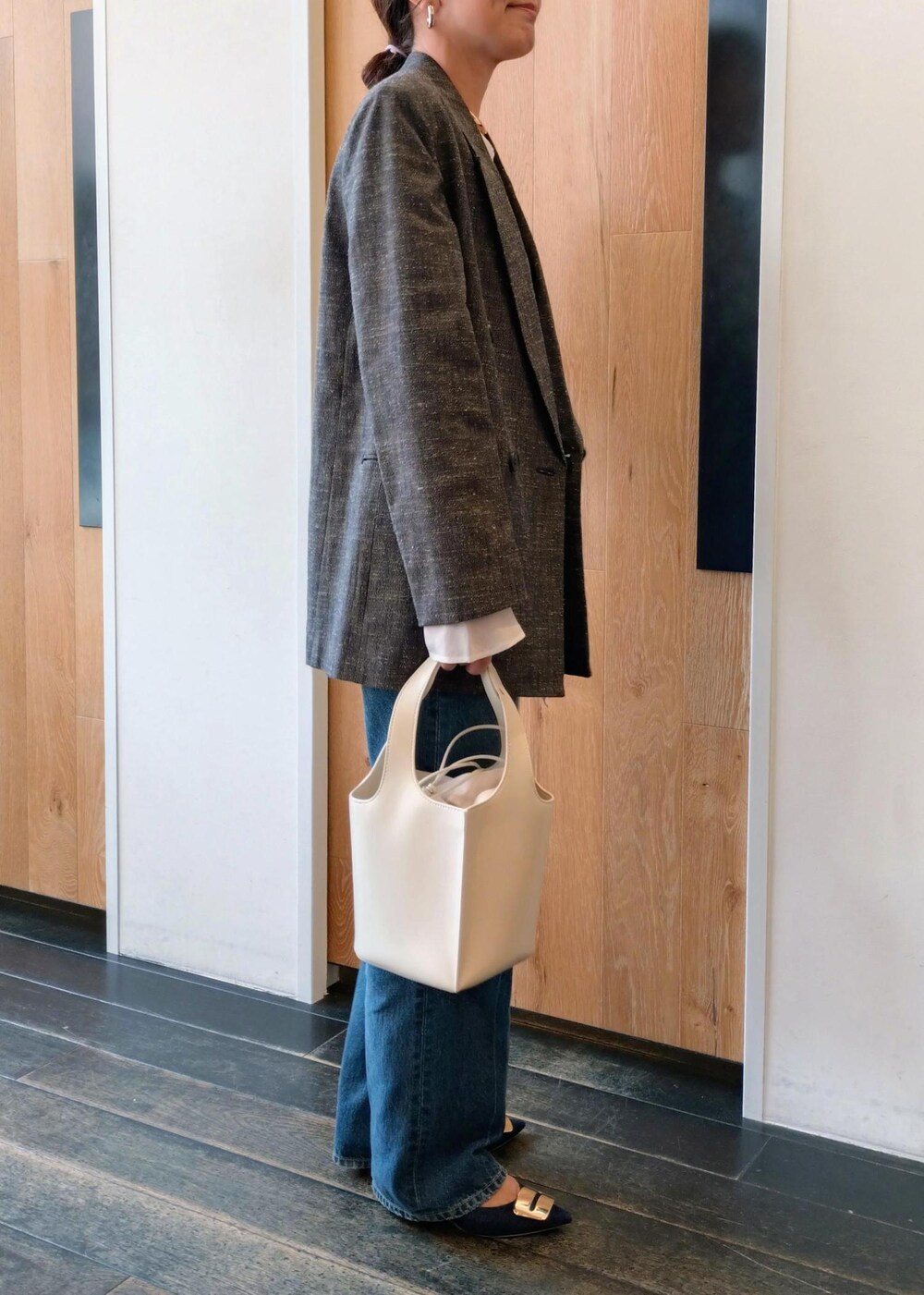 「初春コーデ、春コーデ、お仕事コーデ、授業参観日コーデ、お出かけコーデ、女子会コーデ、大人カジュアル、パンツスタイル、ヘルシーコーデ、シンプルコーデ、きれいめコーデ、ADAM ET ROPÉ、ウェーブ、ブルべ冬、乾燥」|「ADAM ET ROPE'のウールネップテーラードジャケット(その他アウター、ブラック系)」を使った、enokiさん(レディース・157cm)の春コーディネートの5枚目の写真