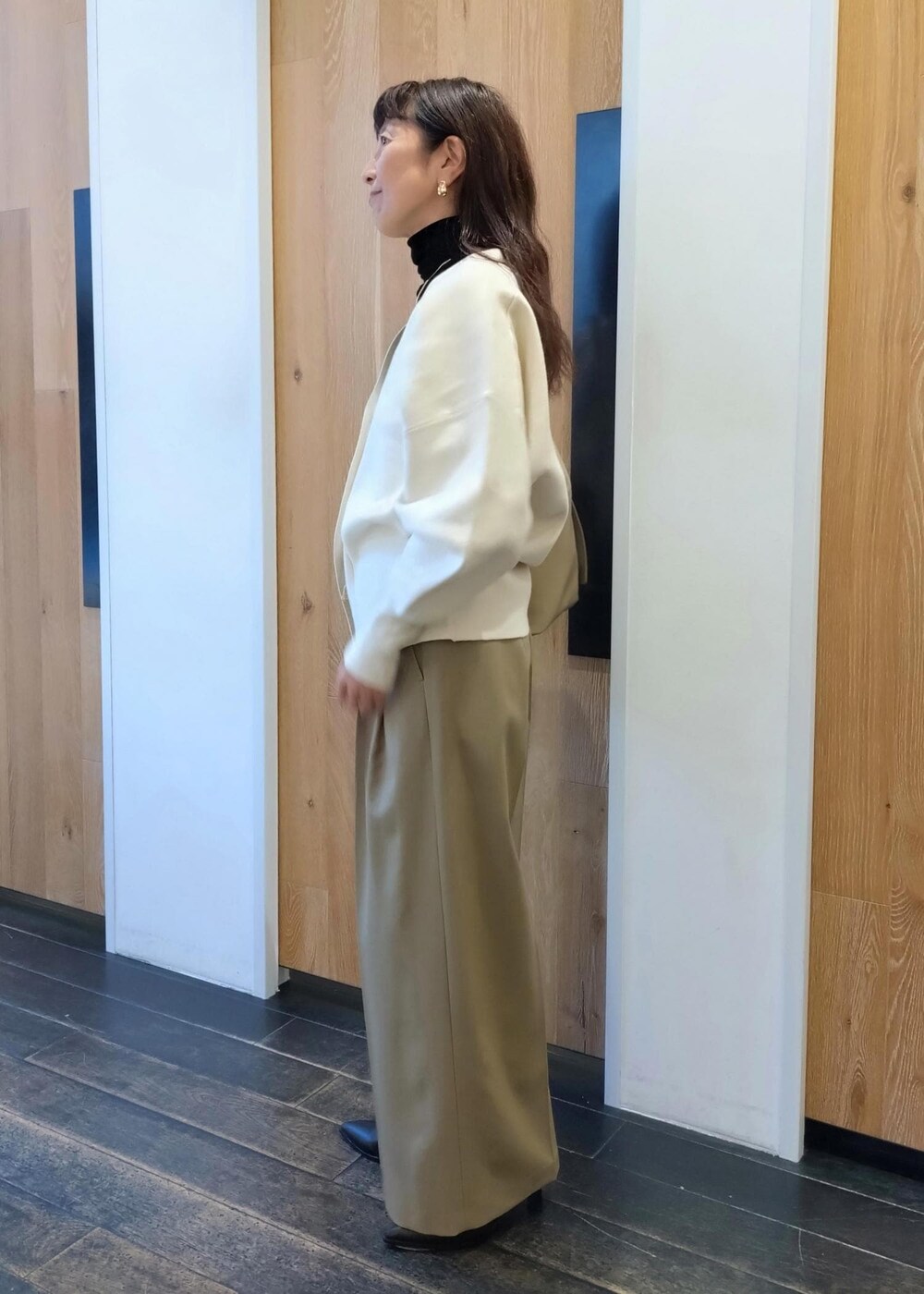 「初冬コーデ、冬コーデ、お仕事コーデ、お出かけコーデ、女子会コーデ、レイヤード、パンツスタイル、シンプルコーデ、きれいめコーデ、ADAM ET ROPÉ、ウェーブ、ブルべ冬、乾燥、トップス、Tシャツ/カットソー」|「ADAM ET ROPE'のポインテッドストレッチブーツ(ブーツ、ブラック系)」を使った、enokiさん(レディース・157cm)の冬コーディネートの5枚目の写真
