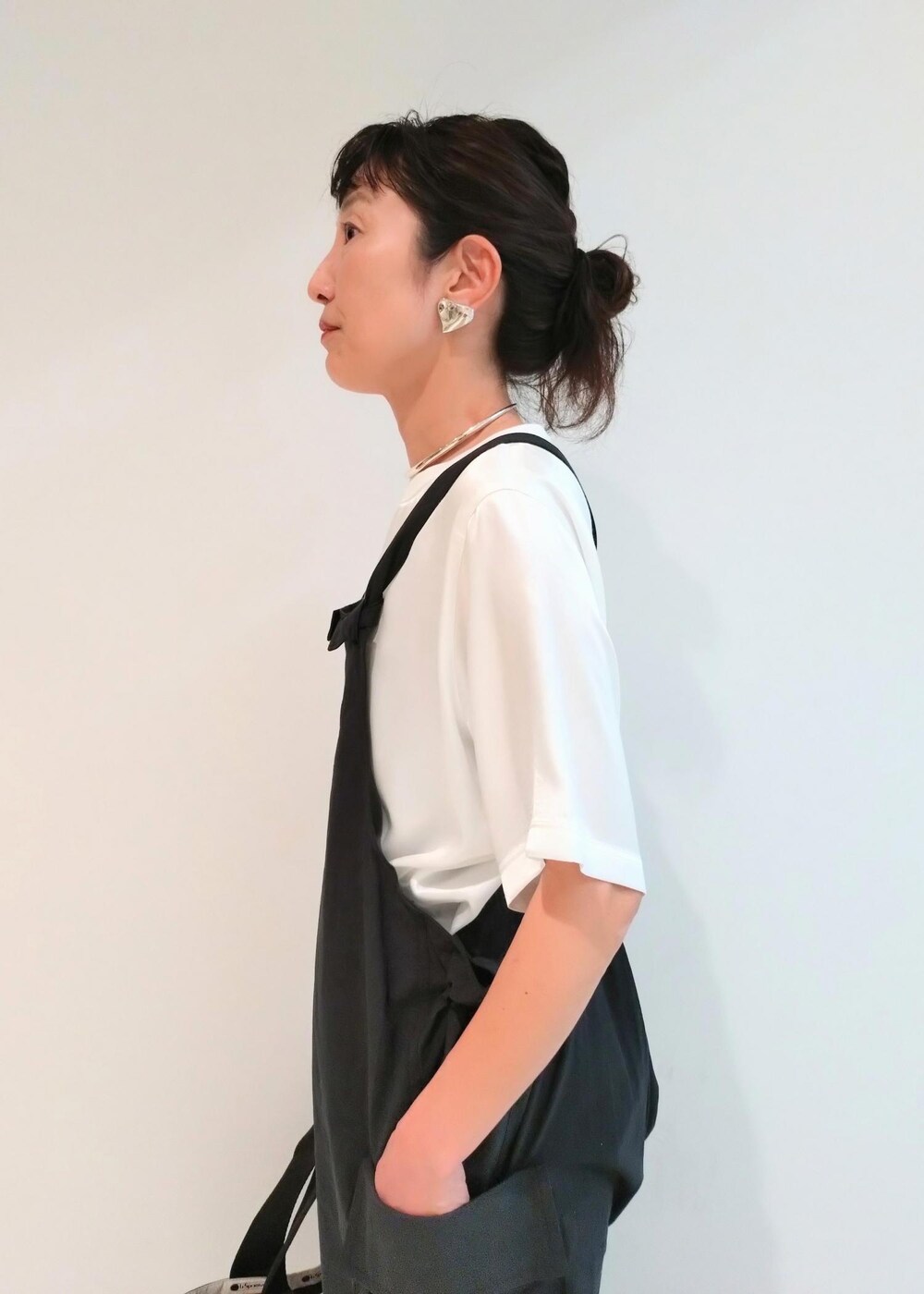「24SS夏の新作、LeSportsac、レスポートサック、PHEENY、フィーニー、トートバッグ、プルオーバー、Tシャツ、カットソー、半袖、クルーネック、オールインワン、サロペット、オーバーオール、サンダル」｜「ADAM ET ROPE'のナローフラットサンダル（サンダル、グリーン系）」を使った、enokiさん（レディース・157cm）の春コーディネートの6枚目の写真