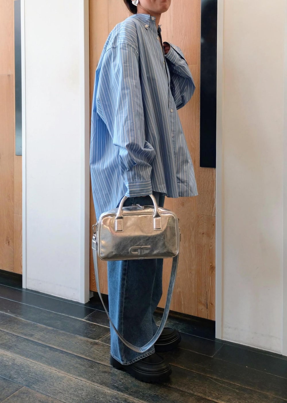 「初春コーデ、春コーデ、運動会コーデ、お出かけコーデ、旅行コーデ、女子会コーデ、大人カジュアル、パンツスタイル、体型カバー、ワントーンコーデ、カジュアルコーデ、ヘルシーコーデ、シンプルコーデ、別注アイテム、ADAM ET ROPÉ」|「ADAM ET ROPE'の【一部WEB限定カラー】・【再入荷】ロゴスクエアボストンバッグ(ショルダーバッグ、シルバー系)」を使った、enokiさん(レディース・157cm)の春コーディネートの6枚目の写真
