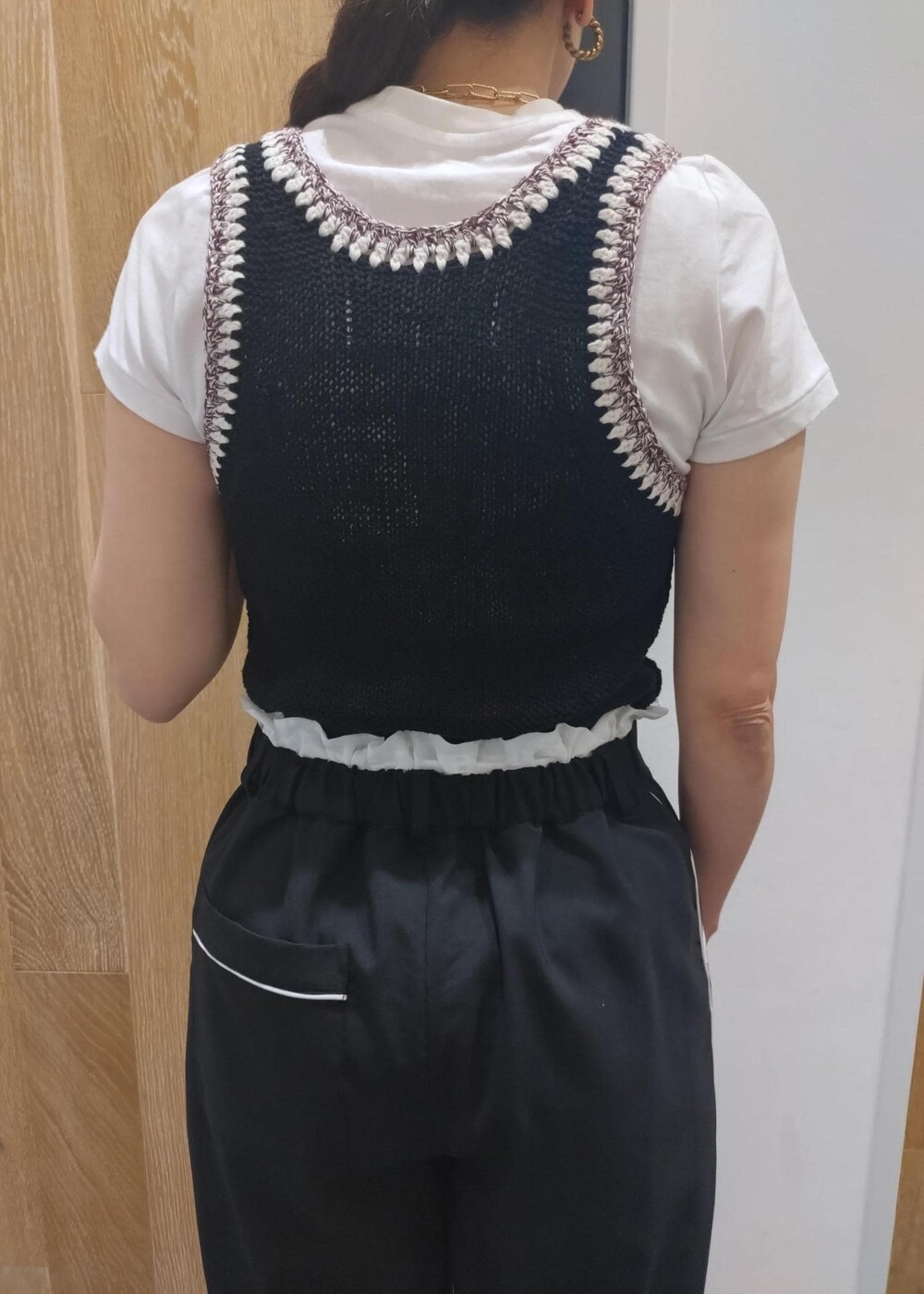 「JANE SMITH、ジェーンスミス、初夏コーデ、夏コーデ、デートコーデ、お出かけコーデ、モード、大人カジュアル、パンツスタイル、ワントーンコーデ、モノトーンコーデ、カジュアルコーデ、ヘルシーコーデ、シンプルコーデ、ADAM ET ROPÉ」｜「ADAM ET ROPE'の【サステナブル】・【新色追加】メッシュショルダーバッグ（ショルダーバッグ、グリーン系）」を使った、enokiさん（レディース・157cm）の春コーディネートの8枚目の写真
