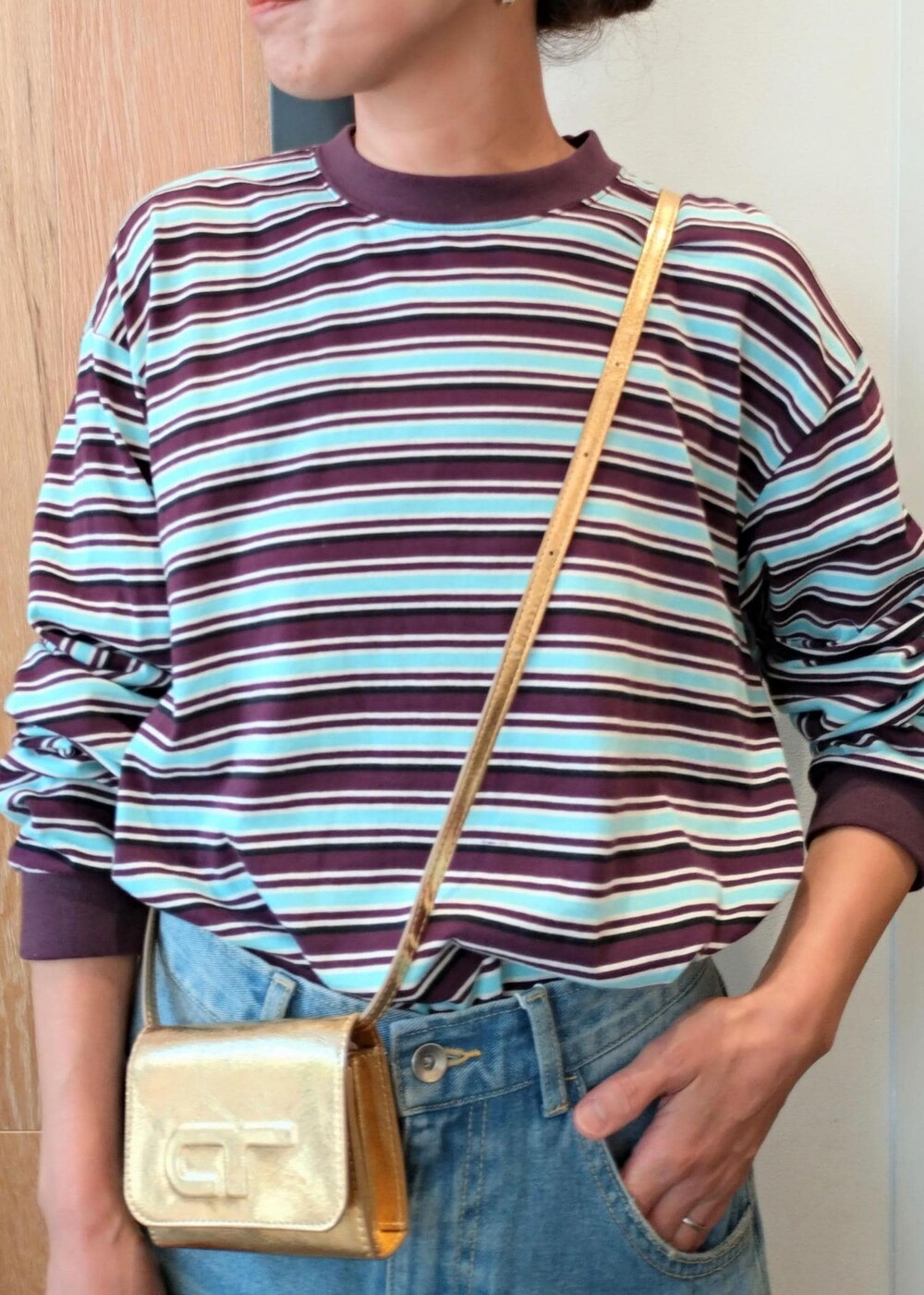 「JACSON MATISSE、ジャクソンマティス、初秋コーデ、秋コーデ、大人カジュアル、カジュアルコーデ、別注アイテム、POP UP、ADAM ET ROPÉ、ウェーブ、ブルべ冬、乾燥、低身長、トップス、Tシャツ/カットソー」|「ADAM ET ROPE'のルーズフィットアジャストデニム(デニムパンツ、ブルー系)」を使った、enokiさん(レディース・157cm)の夏コーディネートの6枚目の写真