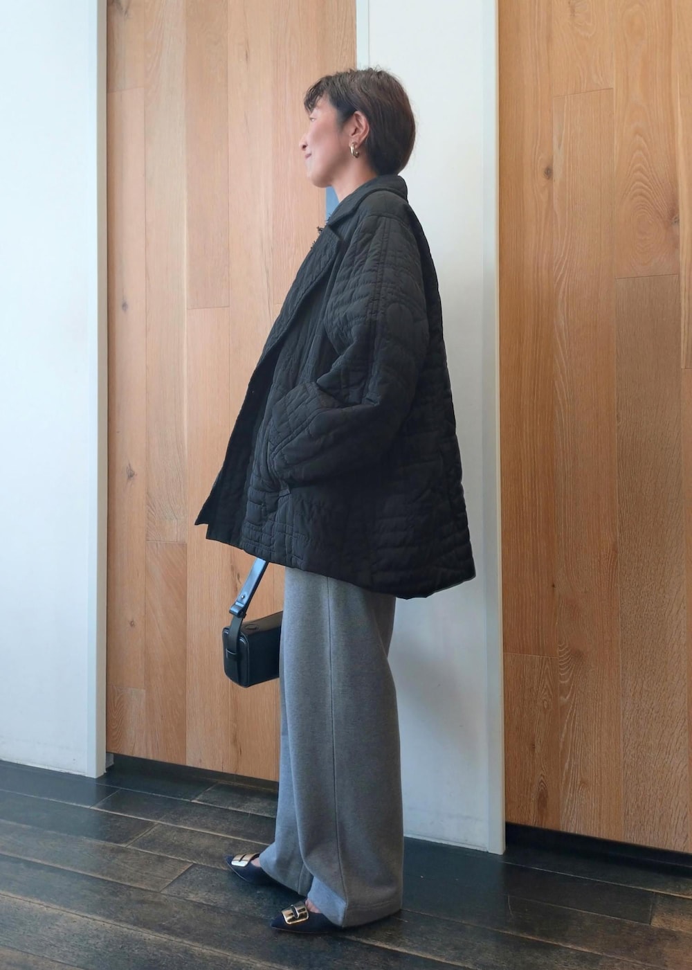 「初春コーデ、春コーデ、冬コーデ、授業参観日コーデ、お出かけコーデ、旅行コーデ、女子会コーデ、大人カジュアル、パンツスタイル、モノトーンコーデ、カジュアルコーデ、シンプルコーデ、ADAM ET ROPÉ、ウェーブ、ブルべ冬」|「ADAM ET ROPE'の【サステナブル・洗える】スウェットパンツ(スウェットパンツ、グレー系)」を使った、enokiさん(レディース・157cm)の冬コーディネートの2枚目の写真