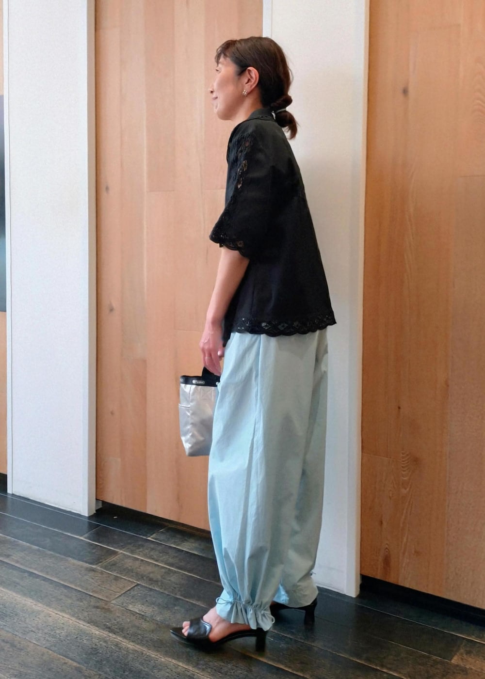 「春コーデ、初夏コーデ、デートコーデ、お出かけコーデ、旅行コーデ、アウトドアコーデ、フェスコーデ、女子会コーデ、雨の日コーデ、大人カジュアル、レイヤード、パンツスタイル、体型カバー、カジュアルコーデ、シンプルコーデ」｜「ADAM ET ROPE'のポインテッドウェーブミュール（サンダル、ブラック系）」を使った、enokiさん（レディース・157cm）の春コーディネートの3枚目の写真