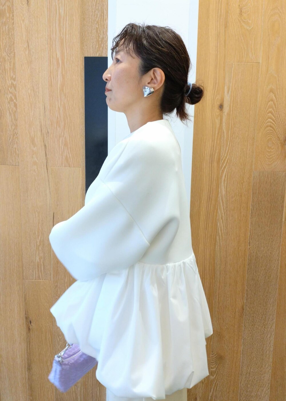 シルバー系のサンダル、ホワイト系のカーディガン/ボレロ、ホワイト系のスカートを着用したレディースの冬コーディネートの6枚目の写真