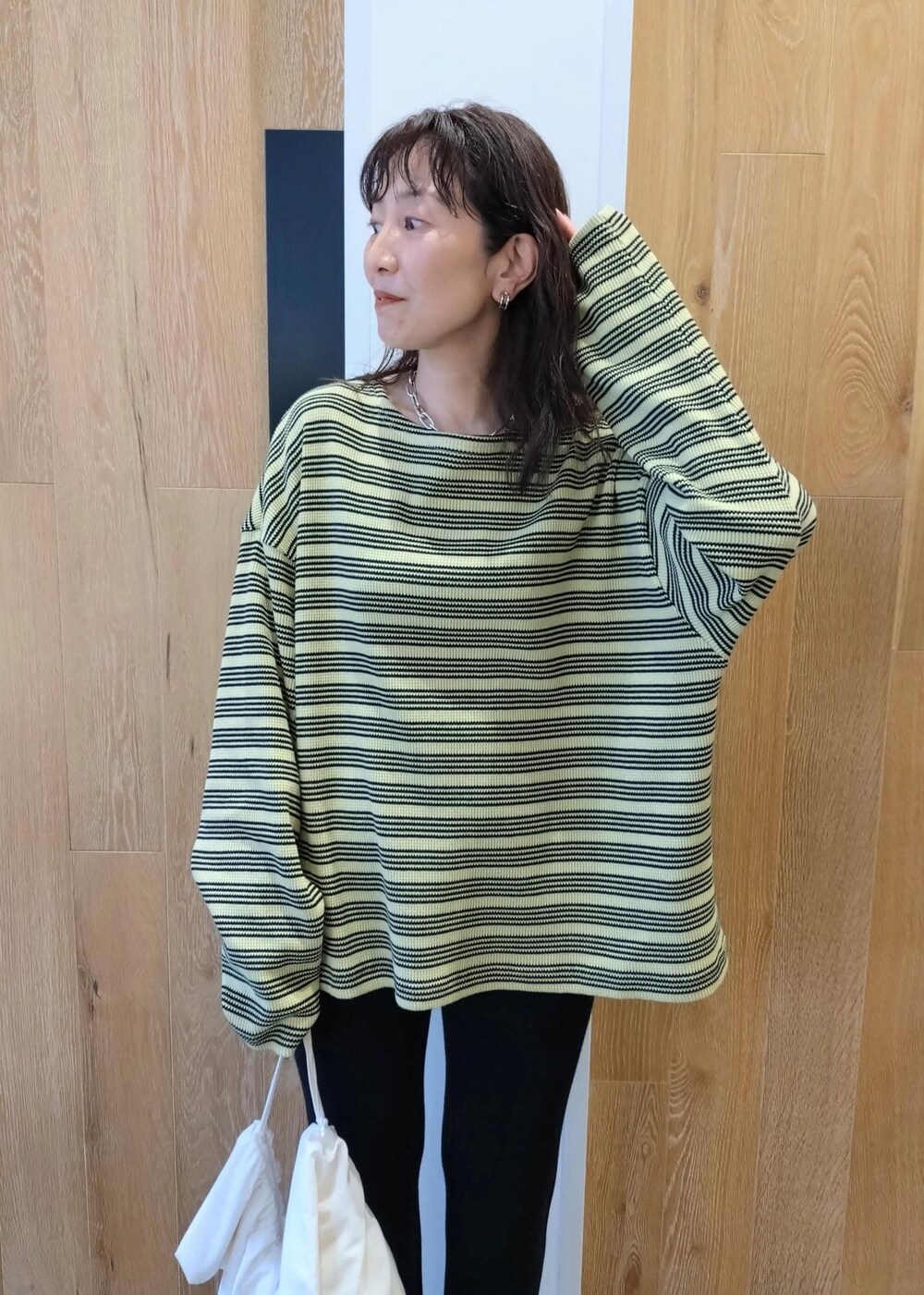 ブラック系のサンダル、グリーン系のTシャツ/カットソー、ブラック系のその他パンツを着用したレディースの春コーディネートの4枚目の写真