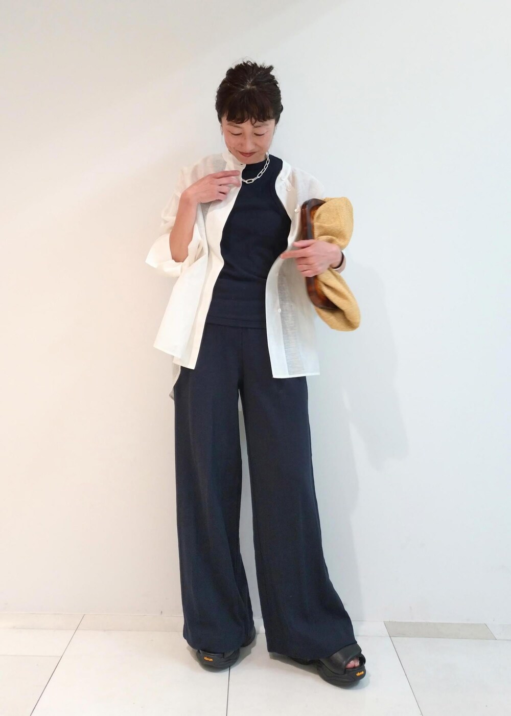 「24SS夏の新作、別注、Vibram、パデッドサンダル、SITA NEVADO、シタネバド、Miller for ADAM ET ROPE、アメリカンスリーブ、長袖、ネイビー、ワイド、ADAM ET ROPÉ、FEMME、骨格ウェーブ、ブルべ」｜「MILLERの【Miller for ADAM ET ROPE'】Cup付アメリカンスリーブタンクトップ（タンクトップ、ブルー系）」を使った、enokiさん（レディース・157cm）の春コーディネートの2枚目の写真