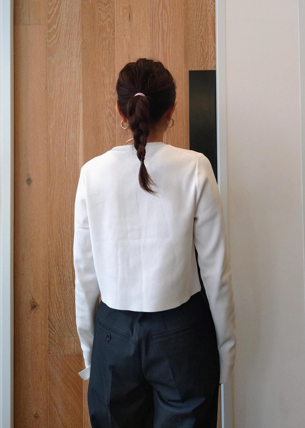 「初春コーデ、春コーデ、初夏コーデ、お仕事コーデ、授業参観日コーデ、お出かけコーデ、女子会コーデ、パンツスタイル、モノトーンコーデ、ヘルシーコーデ、シンプルコーデ、きれいめコーデ、ADAM ET ROPÉ、ウェーブ、ブルべ冬」|「ADAM ET ROPE'の【サステナブル】クルーネックショートカーディガン(カーディガン/ボレロ、ホワイト系)」を使った、enokiさん(レディース・157cm)の春コーディネートの8枚目の写真