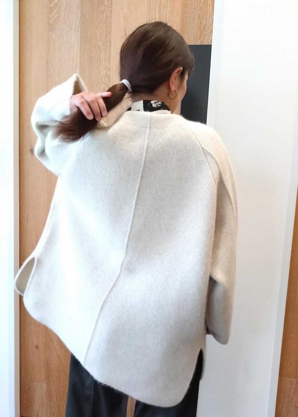 「ガニー、アディダス、秋コーデ、初冬コーデ、お出かけコーデ、旅行コーデ、女子会コーデ、モード、大人カジュアル、パンツスタイル、カジュアルコーデ、シンプルコーデ、ADAM ET ROPÉ、ウェーブ、ブルべ冬」｜「GANNIの【GANNI for ADAM ET ROPE'】Recycled tech Tote（トートバッグ、ベージュ系）」を使った、enokiさん（レディース・157cm）の秋コーディネートの7枚目の写真