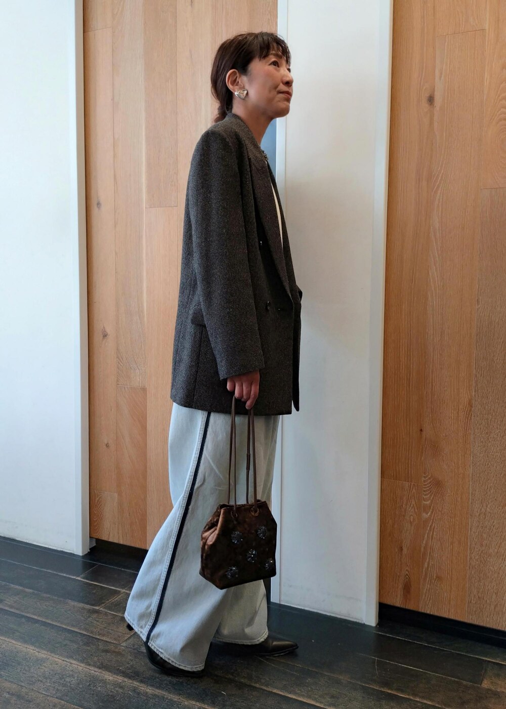 「JACOB、ジャコブ、初春コーデ、秋コーデ、初冬コーデ、お仕事コーデ、お出かけコーデ、女子会コーデ、大人カジュアル、パンツスタイル、シンプルコーデ、ADAM ET ROPÉ、ウェーブ、ブルべ冬、乾燥」|「ADAM ET ROPE'のバンドゥー(チューブトップ、ホワイト系)」を使った、enokiさん(レディース・157cm)の秋コーディネートの5枚目の写真