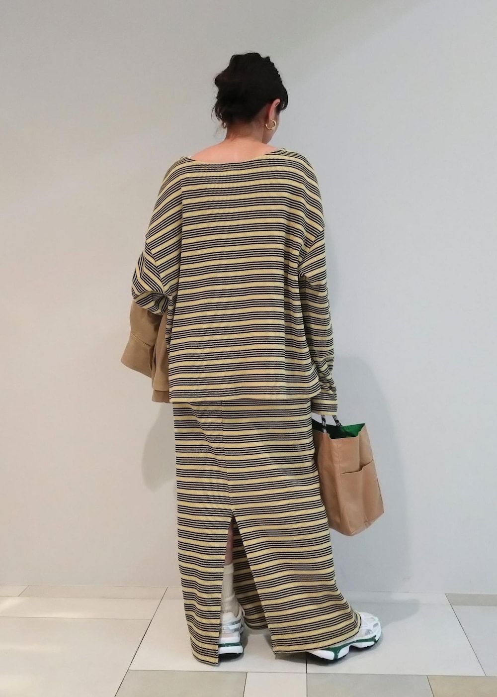 「LACOSTE、ラコステ、24SS春の新作、Miller、ミラー、NOMADIS、ノマディス、ADAM ET ROPÉ、FEMME、骨格ウェーブ、ブルべ、きれいめカジュアル、カジュアル、大人カジュアル、セットアップ」｜「MILLERの【Miller for ADAM ET ROPE'】別注WAFFLE ボーダーSKIRT（スカート、グリーン系）」を使った、enokiさん（レディース・157cm）の春コーディネートの7枚目の写真