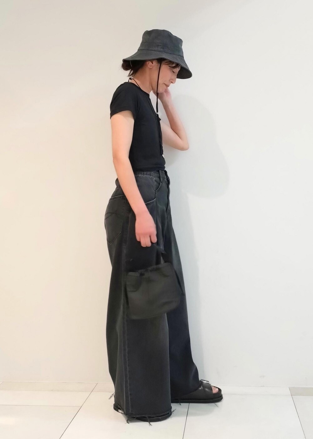 「Hanes for BIOTOP、24SS夏の新作、BEN AMUN、ベンアムン、GANNI、ガニー、ブラック、ハット、Tシャツ、半袖、クルーネック、デニム、ワイド、ハイウエスト、サンダル」｜「GANNIの【GANNI(ガニー)】RECYCLED TECH POUCH（ハンドバッグ、ブラック系）」を使った、enokiさん（レディース・157cm）の春コーディネートの4枚目の写真