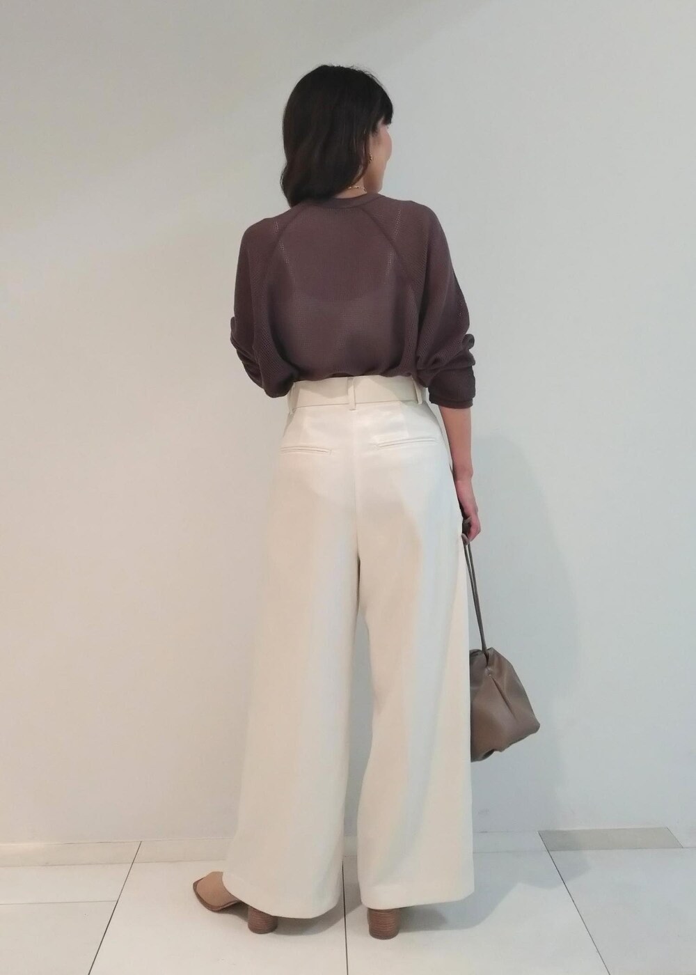 「メッシュ、24SS春の新作、PHEENY、フィーニー、巾着、ブーツサンダル、ADAM ET ROPÉ、FEMME、サステナブル、骨格ウェーブ、ブルべ、カジュアル、大人カジュアル、レイヤード、春」｜「ADAM ET ROPE'の【環境配慮】ビンテージサテンサイドタックパンツ（その他パンツ、ホワイト系）」を使った、enokiさん（レディース・157cm）の春コーディネートの3枚目の写真