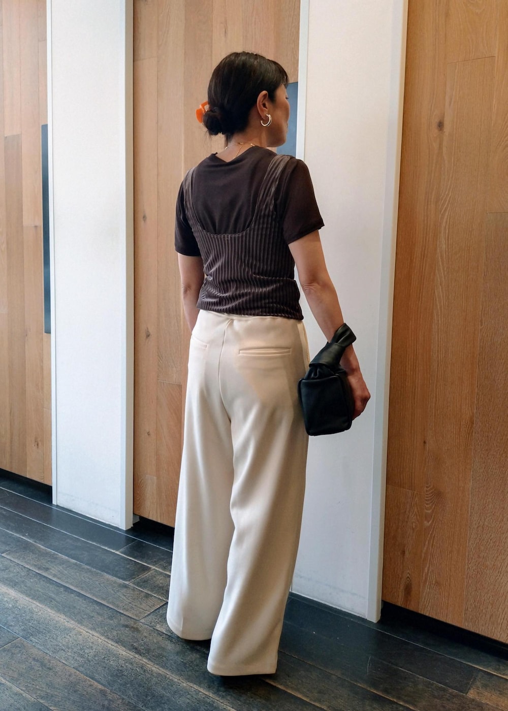 「初夏コーデ、夏コーデ、デートコーデ、お出かけコーデ、旅行コーデ、女子会コーデ、レイヤード、パンツスタイル、ワントーンコーデ、カジュアルコーデ、ADAM ET ROPÉ、ウェーブ、ブルべ冬、乾燥、トップス」｜「ADAM ET ROPE'の2WAY イノセントハンドネックレス（ネックレス、ゴールド系）」を使った、enokiさん（レディース・157cm）の春コーディネートの4枚目の写真