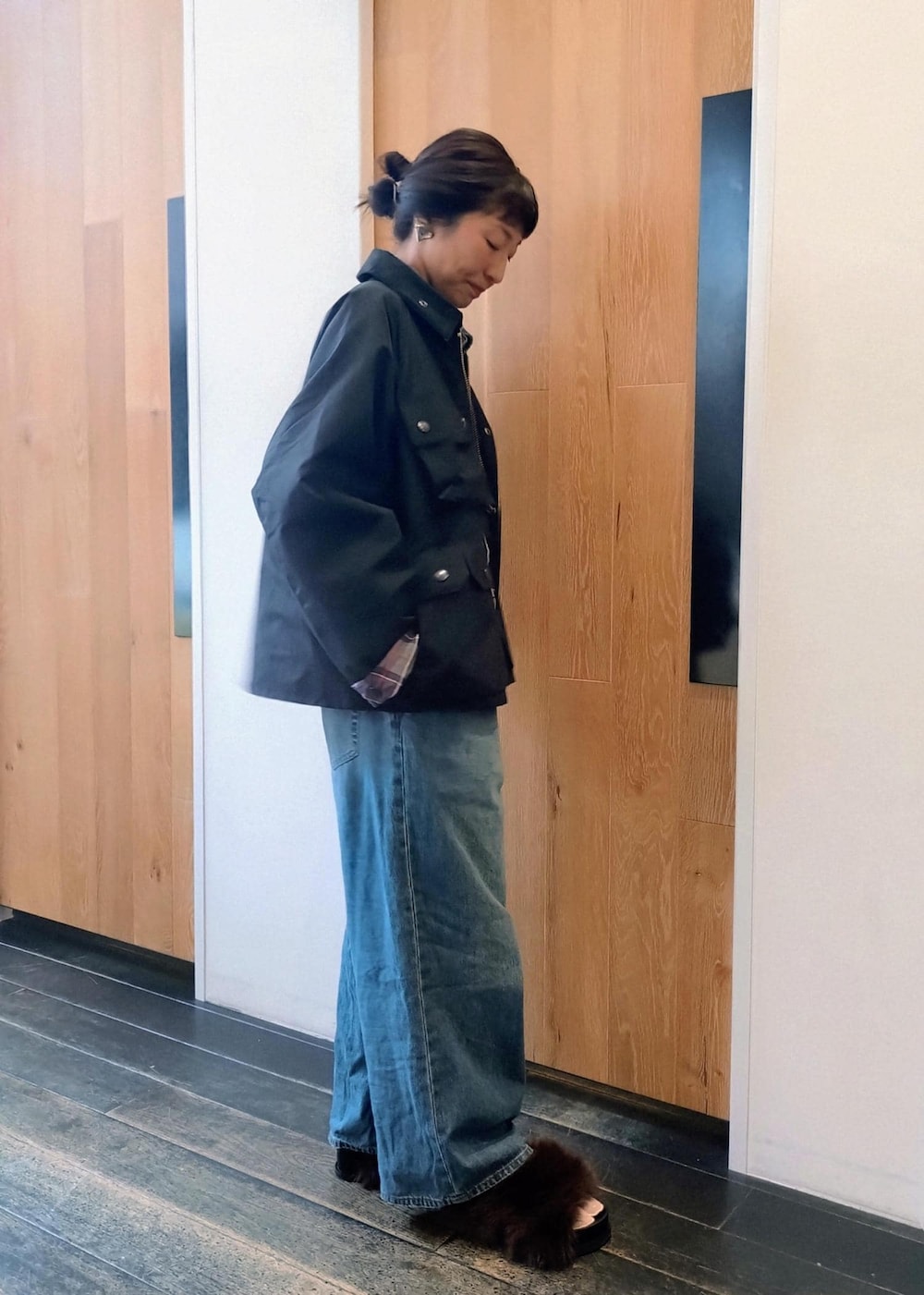 ブラウン系のサンダル、ブルー系のつなぎ/オールインワン、ブラック系のブルゾンを着用したレディースの秋コーディネートの3枚目の写真