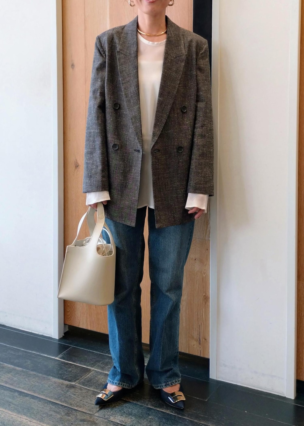 「初春コーデ、春コーデ、お仕事コーデ、授業参観日コーデ、お出かけコーデ、女子会コーデ、大人カジュアル、パンツスタイル、ヘルシーコーデ、シンプルコーデ、きれいめコーデ、ADAM ET ROPÉ、ウェーブ、ブルべ冬、乾燥」|「ADAM ET ROPE'のウールネップテーラードジャケット(その他アウター、ブラック系)」を使った、enokiさん(レディース・157cm)の春コーディネートの2枚目の写真