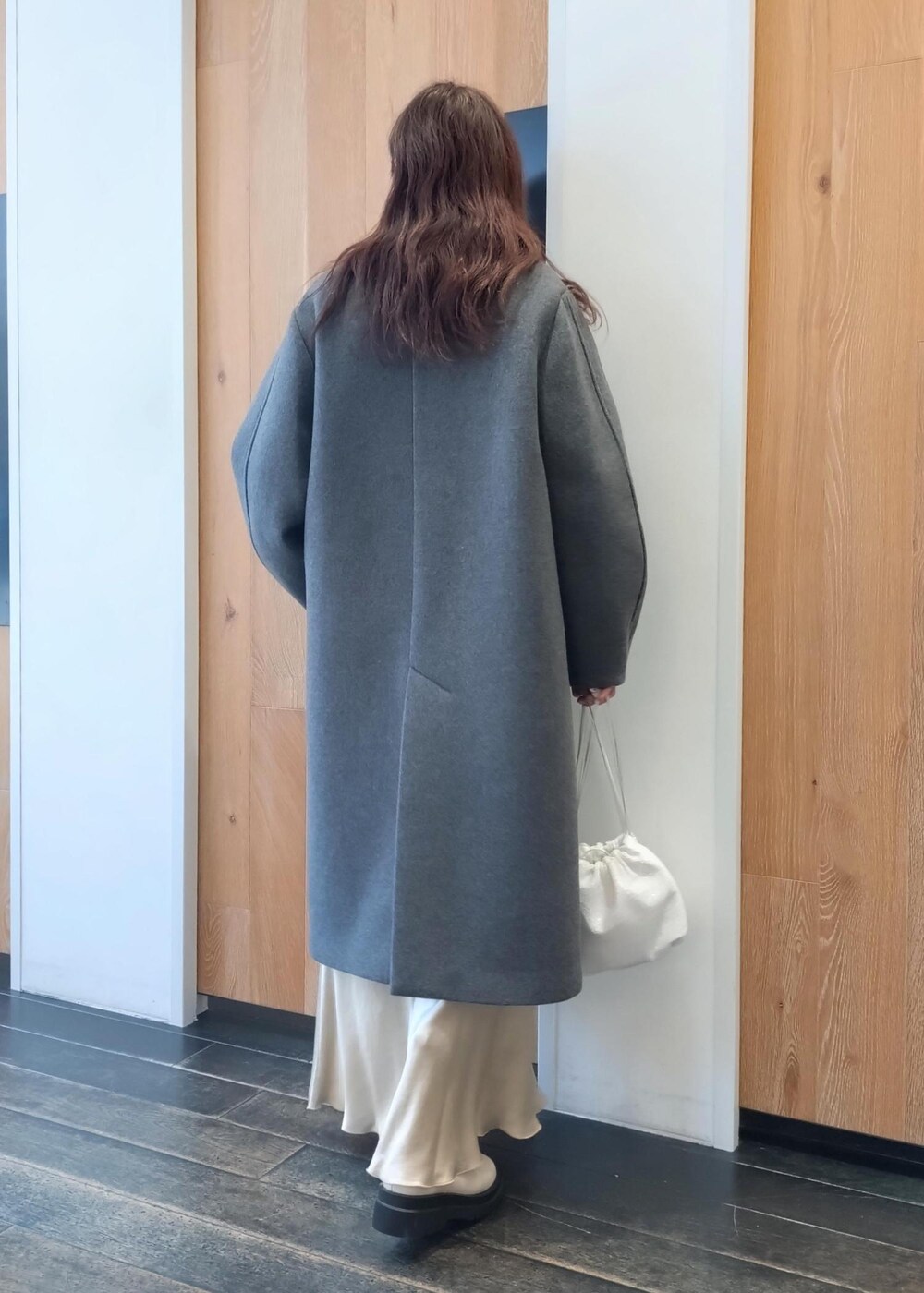 「初冬コーデ、冬コーデ、お出かけコーデ、クリスマスコーデ、お正月・初詣コーデ、女子会コーデ、大人カジュアル、スカートスタイル、体型カバー、ワントーンコーデ、フェミニンコーデ、シンプルコーデ、ベーシック、ADAM ET ROPÉ、ウェーブ」｜「ADAM ET ROPE'のトラックソールストレッチブーツ（ブーツ、ホワイト系）」を使った、enokiさん（レディース・157cm）の冬コーディネートの3枚目の写真
