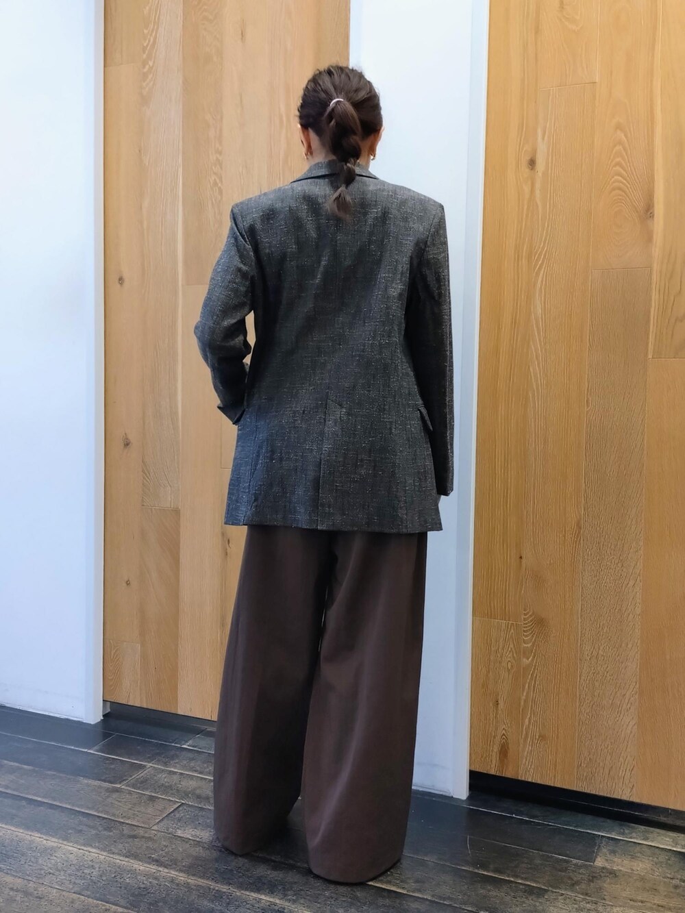 「EMOELLE、初春コーデ、春コーデ、お仕事コーデ、授業参観日コーデ、お出かけコーデ、女子会コーデ、レイヤード、パンツスタイル、体型カバー、きれいめコーデ、ADAM ET ROPÉ、ウェーブ、ブルべ冬、乾燥」|「ADAM ET ROPE'の【EMOELLE】キャミソールコンビロンT(Tシャツ/カットソー、ホワイト系)」を使った、enokiさん(レディース・157cm)の春コーディネートの4枚目の写真