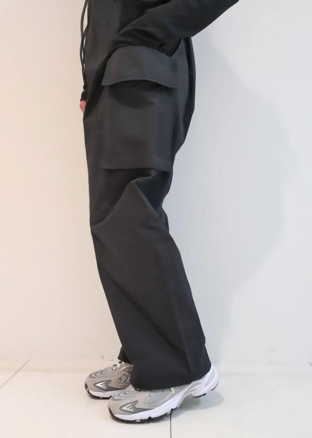 「black、PHEENY、フィーニー、NB、ニューバランス、チョーカー、ブラック、長袖、クルーネック、シアー、ADAM ET ROPÉ、FEMME、SDGs、サステナブル、骨格ウェーブ」｜「ADAM ET ROPE'のメタルカーブチョーカー（チョーカー、シルバー系）」を使った、enokiさん（レディース・157cm）の春コーディネートの9枚目の写真