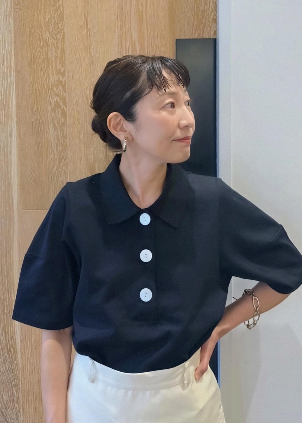 「初夏コーデ、夏コーデ、お仕事コーデ、授業参観日コーデ、デートコーデ、お出かけコーデ、女子会コーデ、大人カジュアル、スカートスタイル、モノトーンコーデ、フェミニンコーデ、シンプルコーデ、きれいめコーデ、ADAM ET ROPÉ、ウェーブ」|「ADAM ET ROPE'の【定番人気】・【新色追加】フィッシュネットメリージェーンフラット(パンプス、ベージュ系)」を使った、enokiさん(レディース・157cm)の夏コーディネートの5枚目の写真