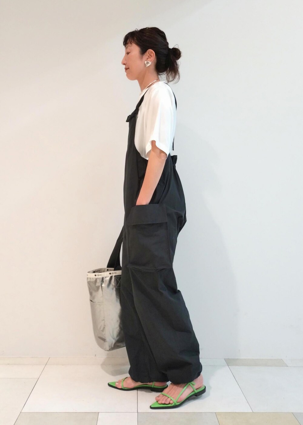「24SS夏の新作、LeSportsac、レスポートサック、PHEENY、フィーニー、トートバッグ、プルオーバー、Tシャツ、カットソー、半袖、クルーネック、オールインワン、サロペット、オーバーオール、サンダル」｜「ADAM ET ROPE'のナローフラットサンダル（サンダル、グリーン系）」を使った、enokiさん（レディース・157cm）の春コーディネートの2枚目の写真