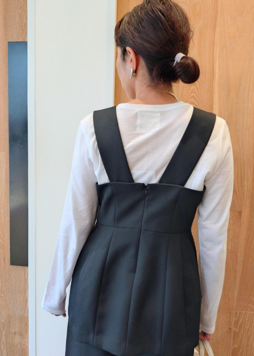 ホワイト系のハンドバッグを着用したレディースの冬コーディネートの6枚目の写真