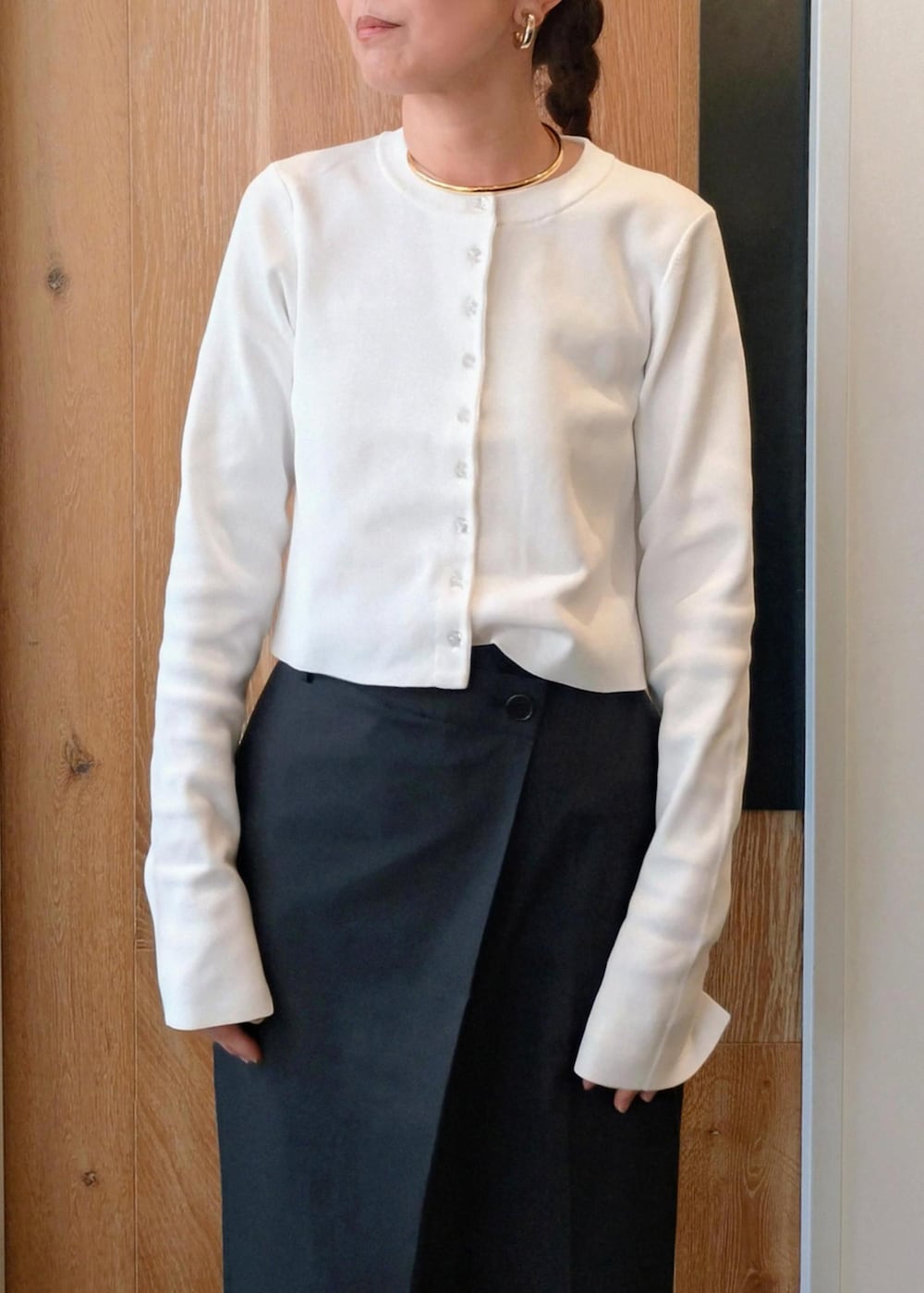 「初春コーデ、春コーデ、初夏コーデ、お仕事コーデ、授業参観日コーデ、お出かけコーデ、女子会コーデ、パンツスタイル、モノトーンコーデ、ヘルシーコーデ、シンプルコーデ、きれいめコーデ、ADAM ET ROPÉ、ウェーブ、ブルべ冬」|「ADAM ET ROPE'の【サステナブル】クルーネックショートカーディガン(カーディガン/ボレロ、ホワイト系)」を使った、enokiさん(レディース・157cm)の春コーディネートの6枚目の写真