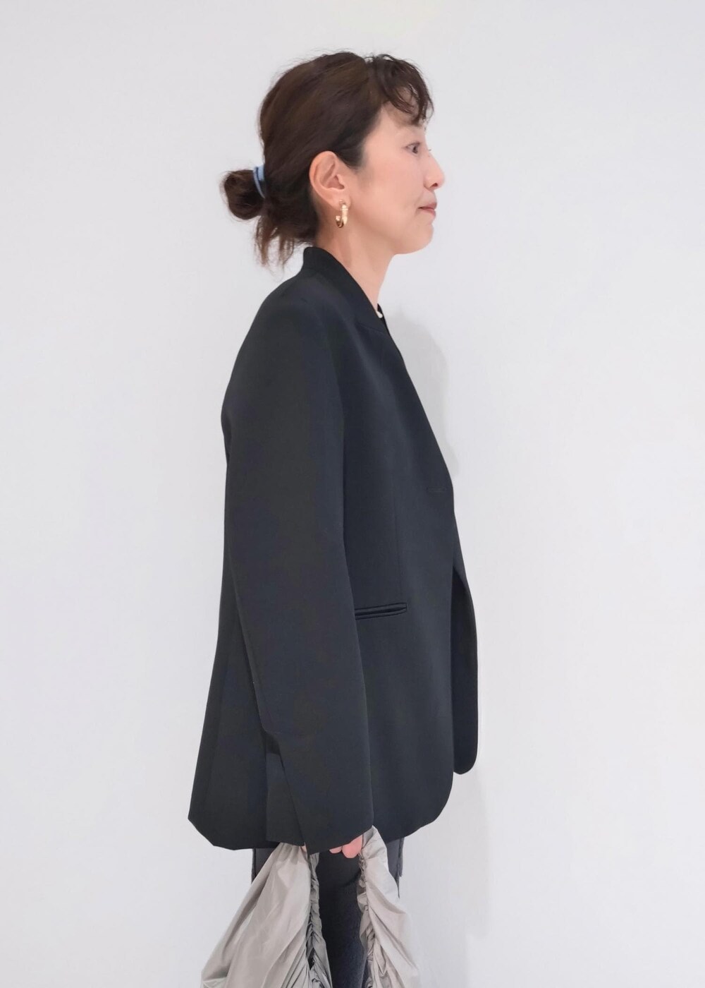 「24SS春の新作、チョーカー、チュール、AMOMENTO、アモーメント、ADAM ET ROPÉ、FEMME、サステナブル、骨格ウェーブ、ブルべ、きれいめカジュアル、大人カジュアル、モード、セレモニー、オケージョン」|「ADAM ET ROPE'のメタルカーブチョーカー(チョーカー、ゴールド系)」を使った、enokiさん(レディース・157cm)の春コーディネートの8枚目の写真