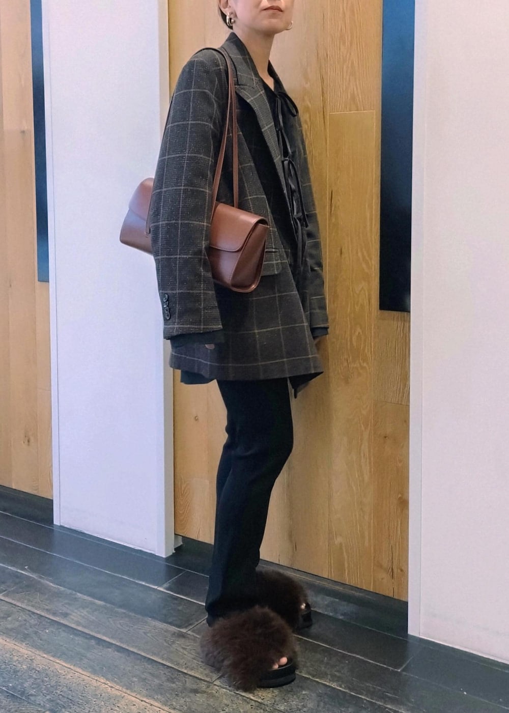 「初秋コーデ、秋コーデ、初冬コーデ、お仕事コーデ、デートコーデ、お出かけコーデ、女子会コーデ、大人カジュアル、セットアップ、パンツスタイル、体型カバー、カジュアルコーデ、ヘルシーコーデ、シンプルコーデ、きれいめコーデ」|「ADAM ET ROPE'のボリュームファーサンダル(サンダル、ブラウン系)」を使った、enokiさん(レディース・157cm)の秋コーディネートの3枚目の写真
