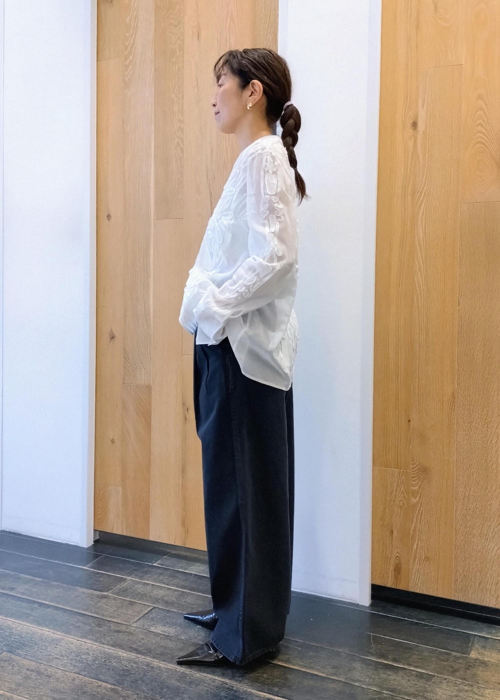 「EMOELLE、初春コーデ、春コーデ、デートコーデ、お出かけコーデ、女子会コーデ、モード、レイヤード、パンツスタイル、モノトーンコーデ、ヘルシーコーデ、シンプルコーデ、きれいめコーデ、ADAM ET ROPÉ、ウェーブ」｜「ADAM ET ROPE'の【EMOELLE】ステッチエンブロイダリーブラウス（シャツ/ブラウス、ホワイト系）」を使った、enokiさん（レディース・157cm）の春コーディネートの3枚目の写真